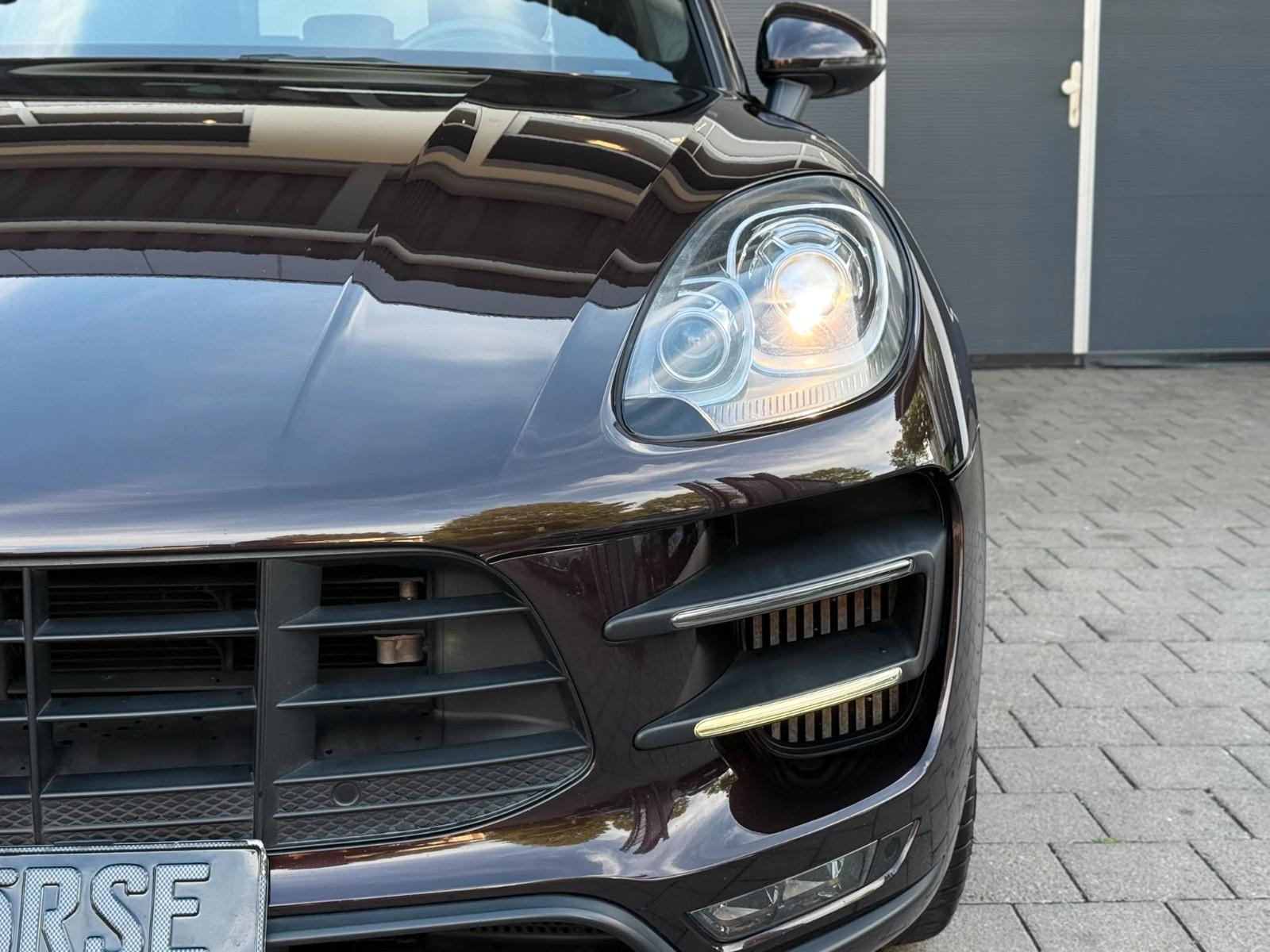 PORSCHE MACAN TURBO