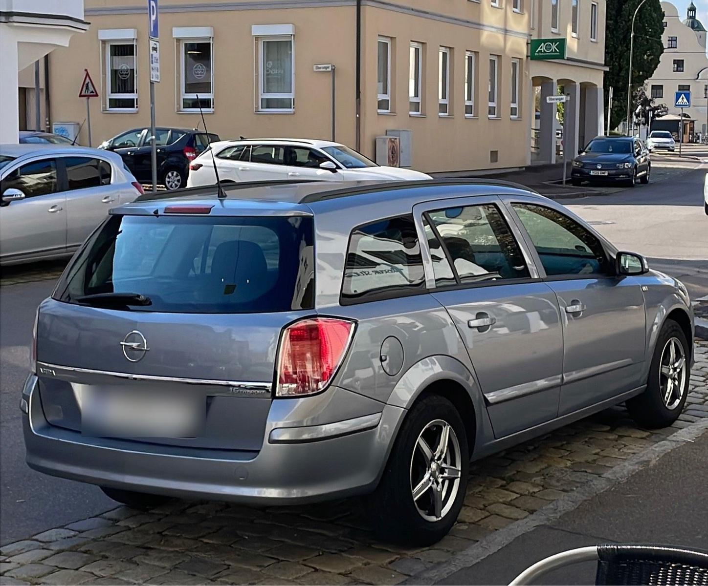 Opel Astra 2006 — rear view