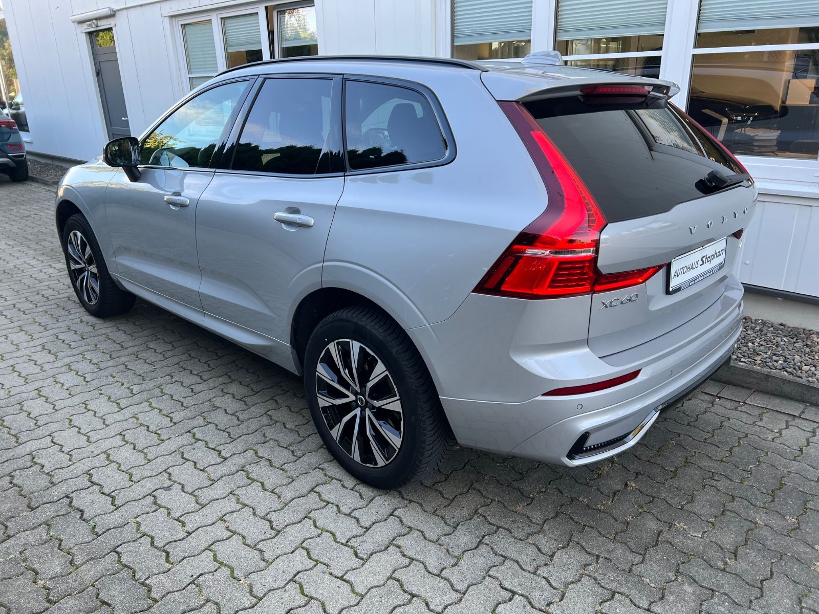 Volvo XC60 B4 Diesel Automatik AWD Plus Dark AHK foto 4
