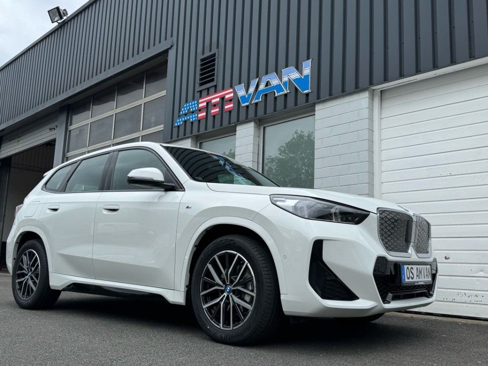 Fahrzeugabbildung BMW iX1 eDrive20 M Sport Premium Winterkomplettr