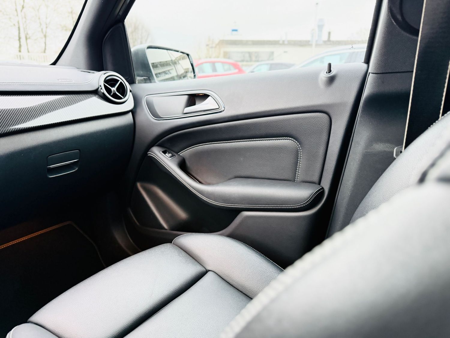 Fahrzeugabbildung Mercedes-Benz B 200 AMG Styling, NIGHTFALL, Autom., AHK, LED,