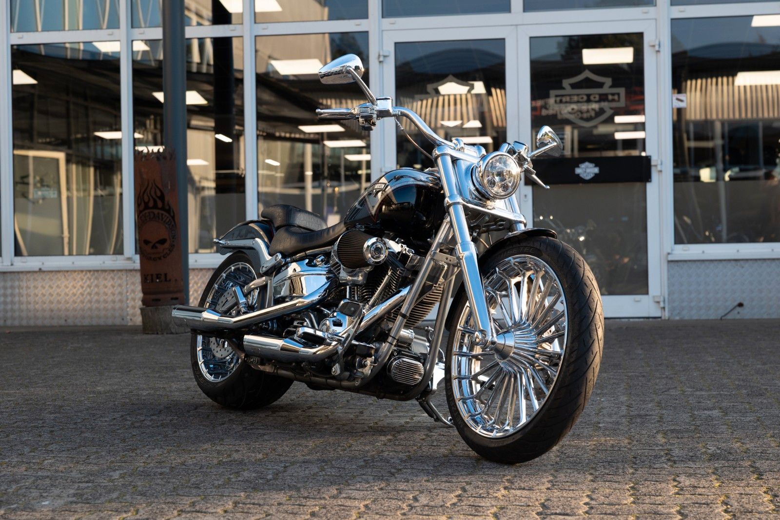 Fahrzeugabbildung Harley-Davidson CVO BREAKOUT FXSBSE -Jekill&Hyde