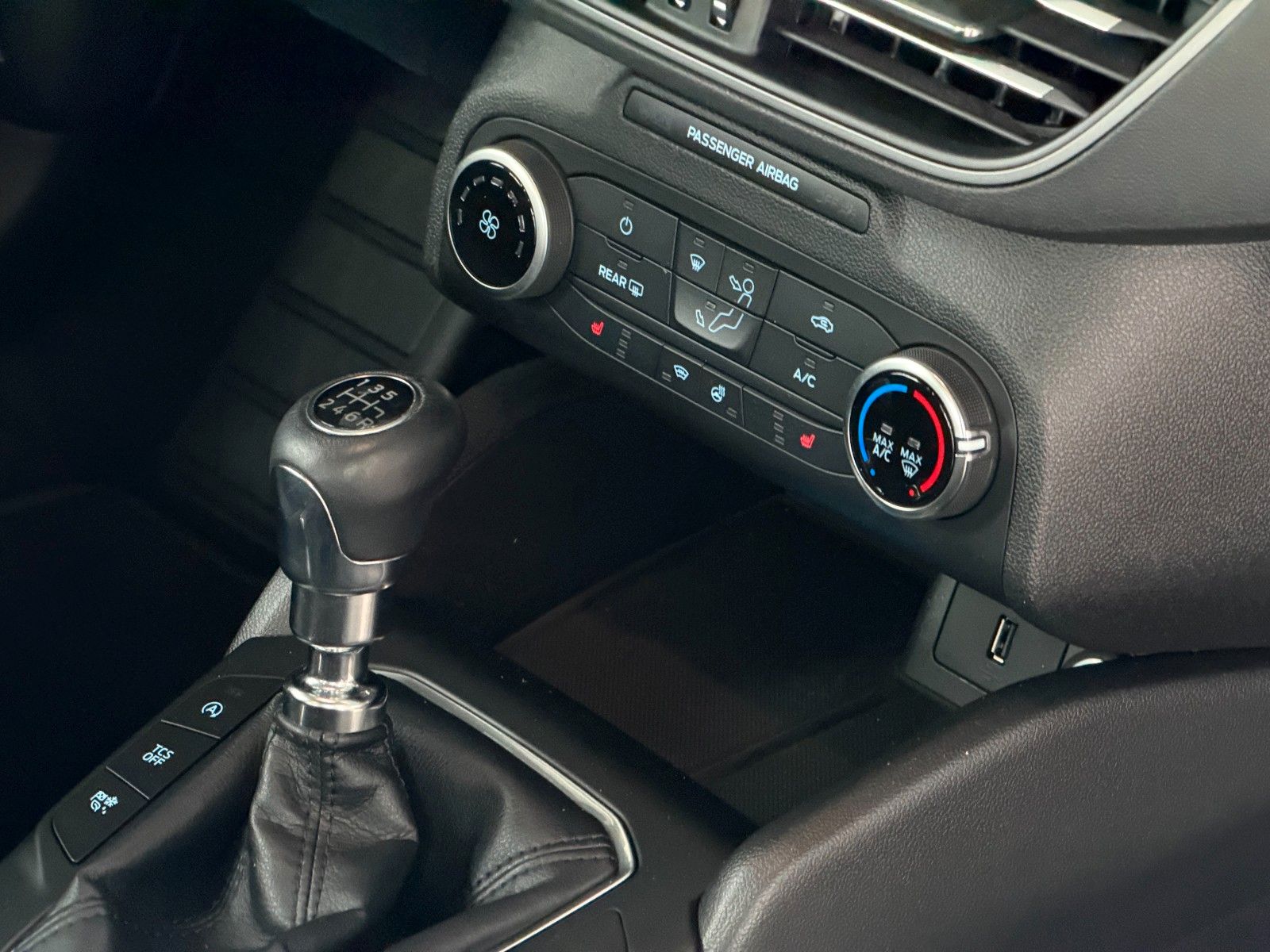 Fahrzeugabbildung Ford Focus Limousine 1.0 Trend  "Winter-Paket  Klima"