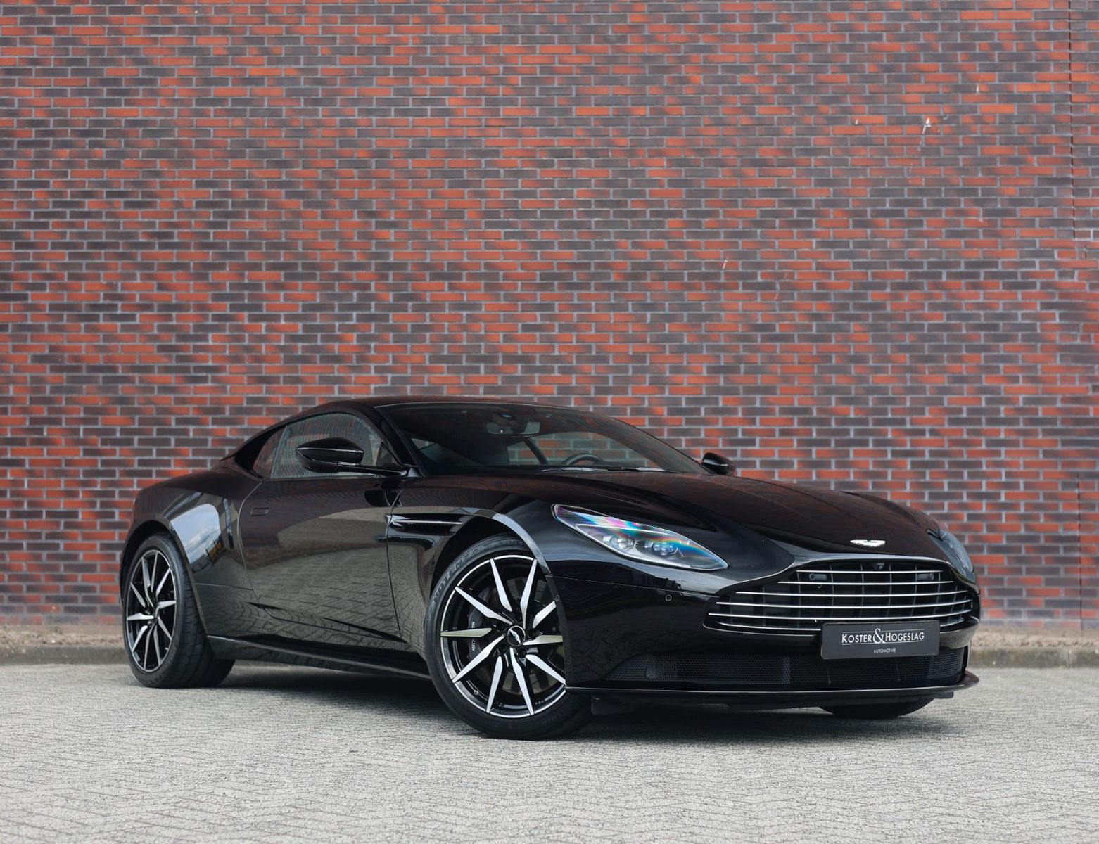 ASTON MARTIN DB11