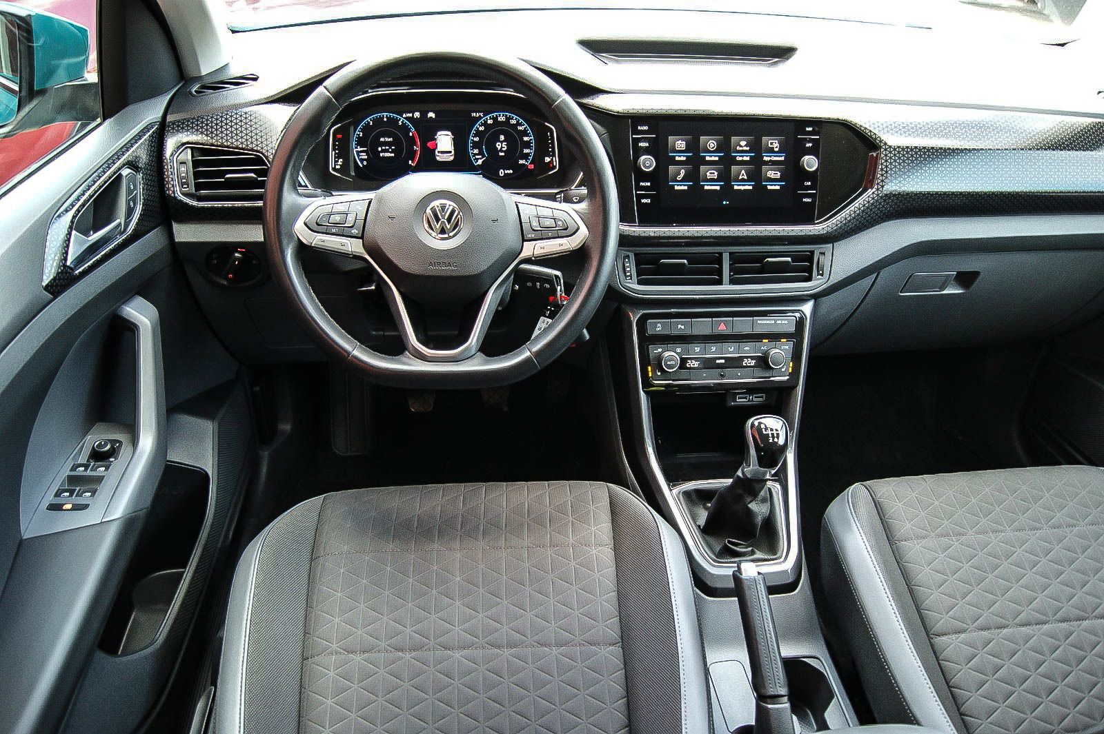 Fahrzeugabbildung Volkswagen T-Cross HIGHLINE 1.0 TSI NAVI LED VIRTUAL 1.HAND