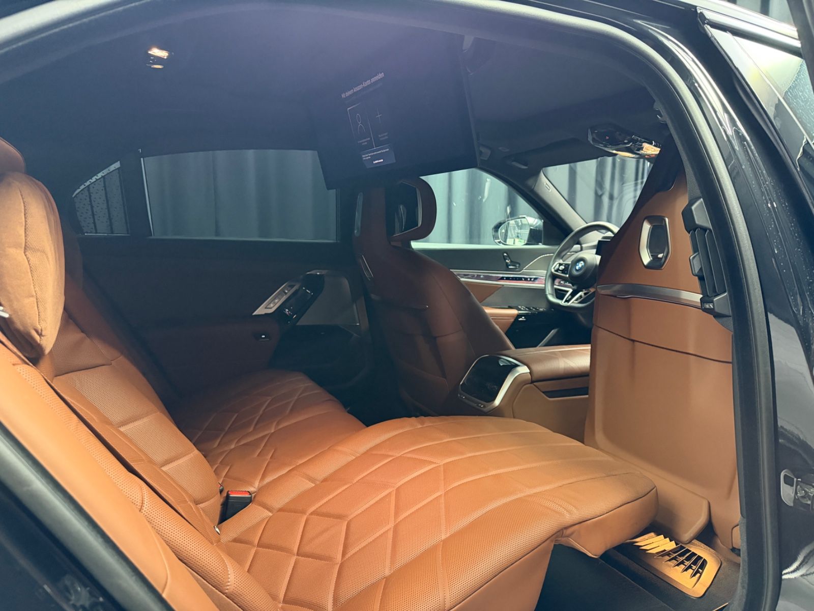 Fahrzeugabbildung BMW 750e xDrive M Sport Pro|TV|B&W|MASSAGE|SKY-LOUNG