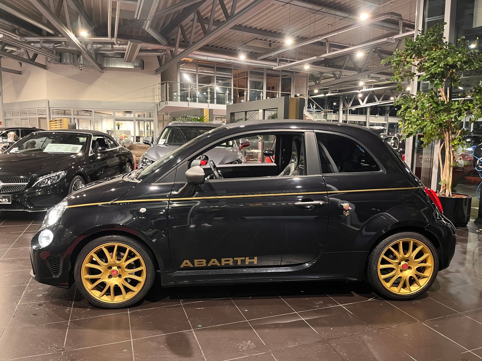 Fahrzeugabbildung Abarth 595C Scorpioneoro Turismo - 2000 Stk weltweit!