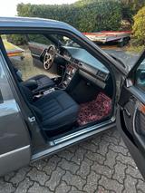 Mercedes-Benz E 230 - graue Mercedes-Benz E 230