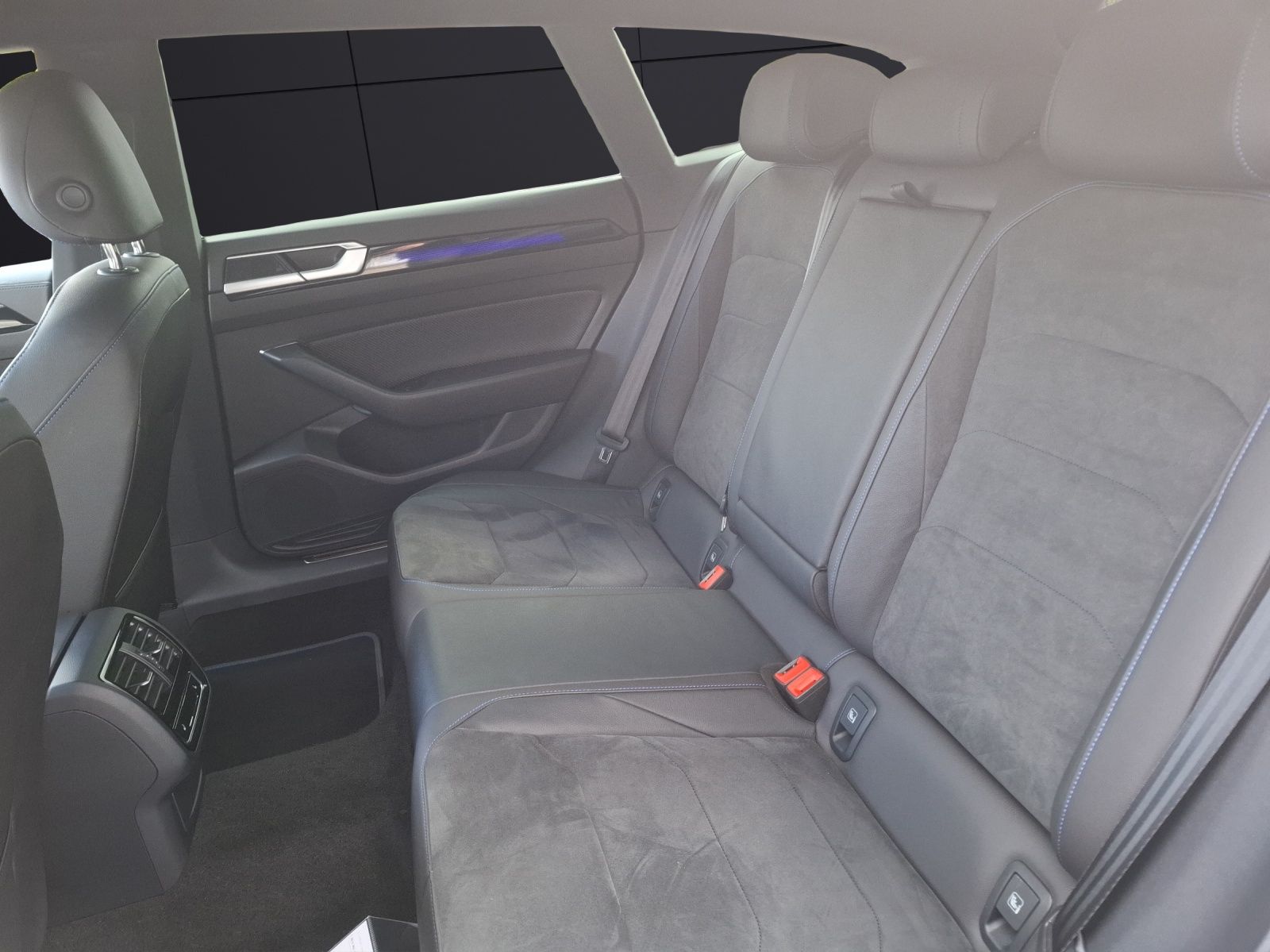 Fahrzeugabbildung Volkswagen Arteon SB R 4M  DSG LED AHK Navi AID ACC RFK SH