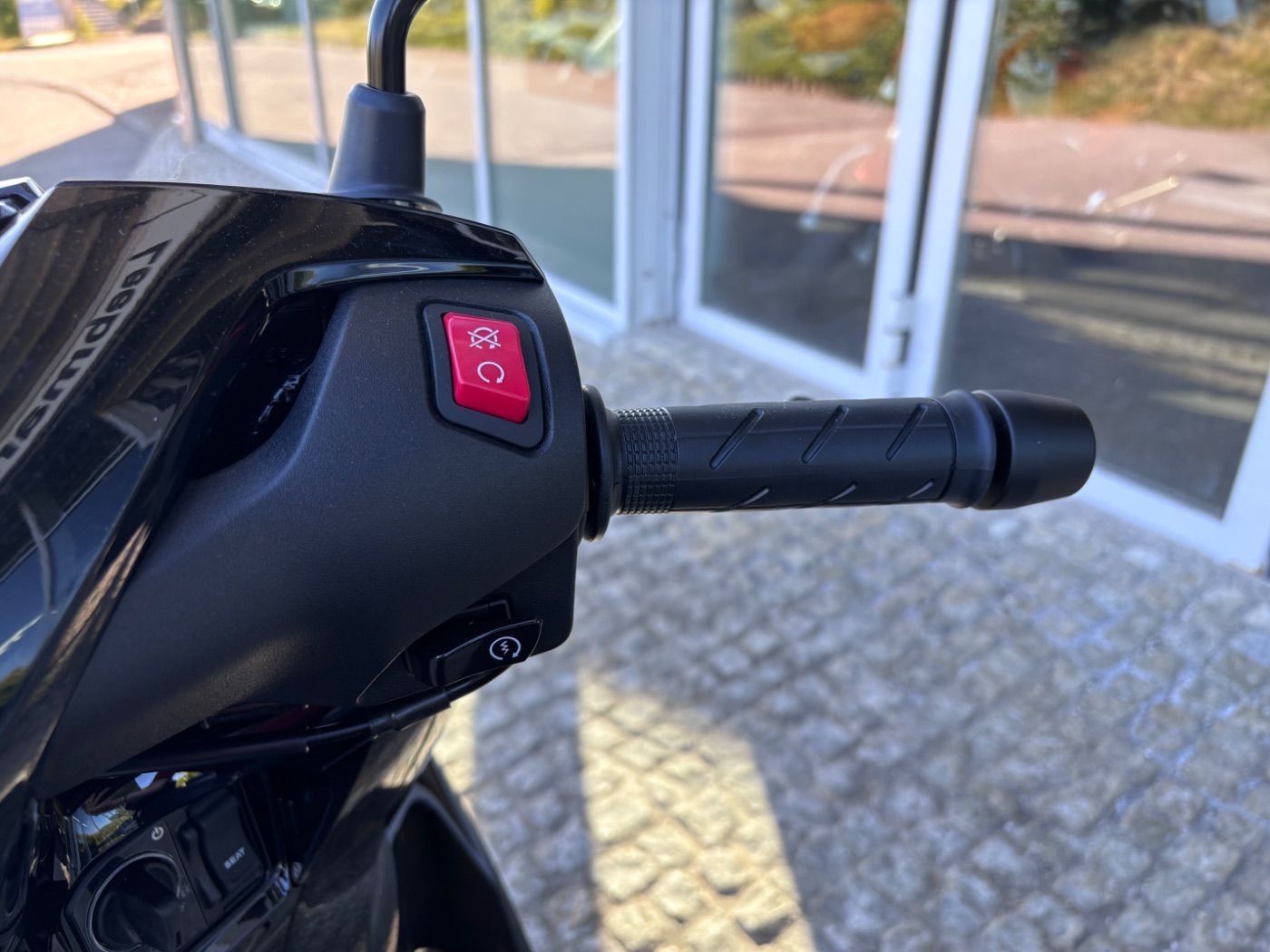 Fahrzeugabbildung Honda SH 350i inklusive Smart-Topcase