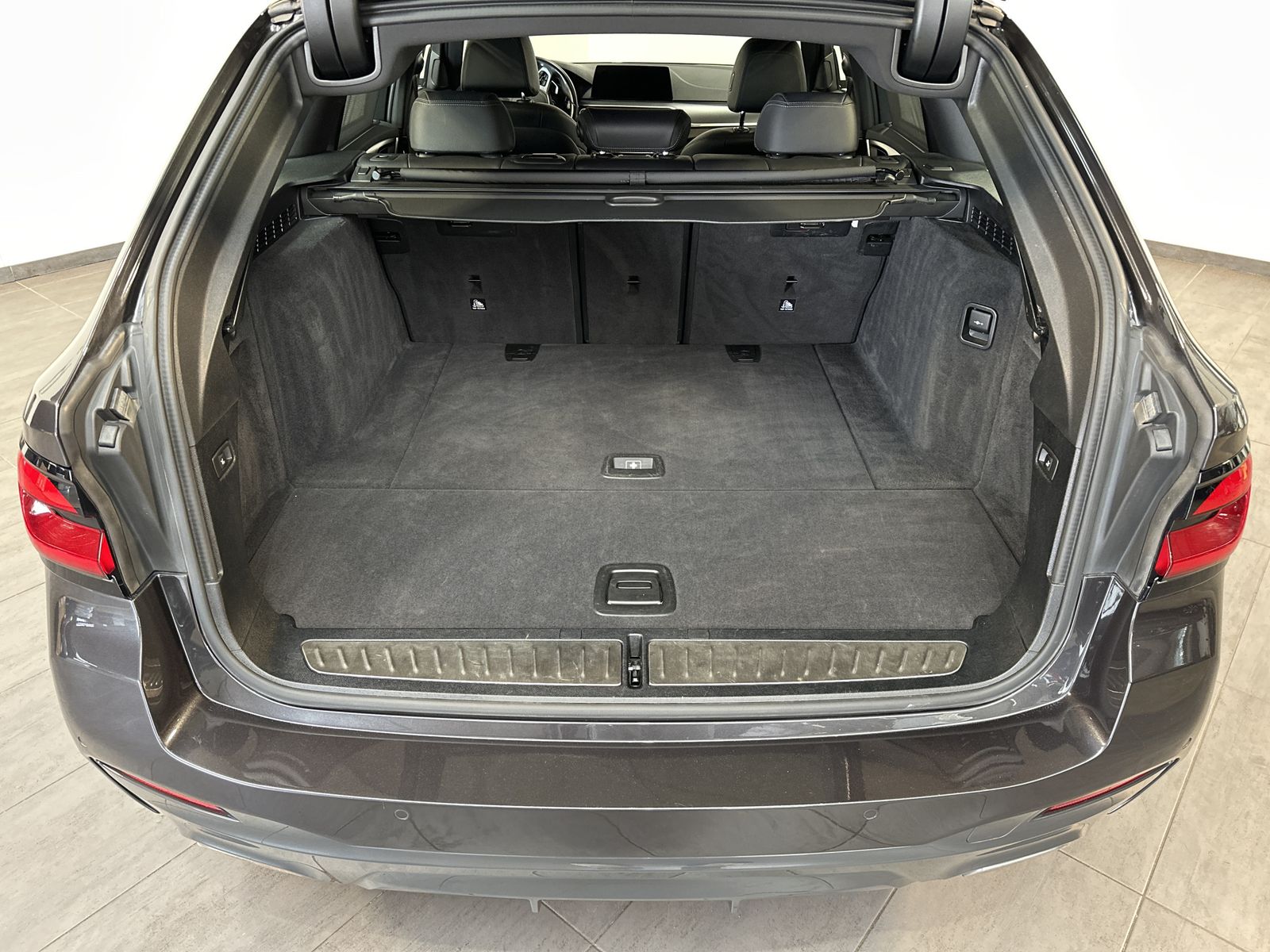 Fahrzeugabbildung BMW 540i Touring xDrive M-Sport NAV+LED+HEAD-UP+KAM