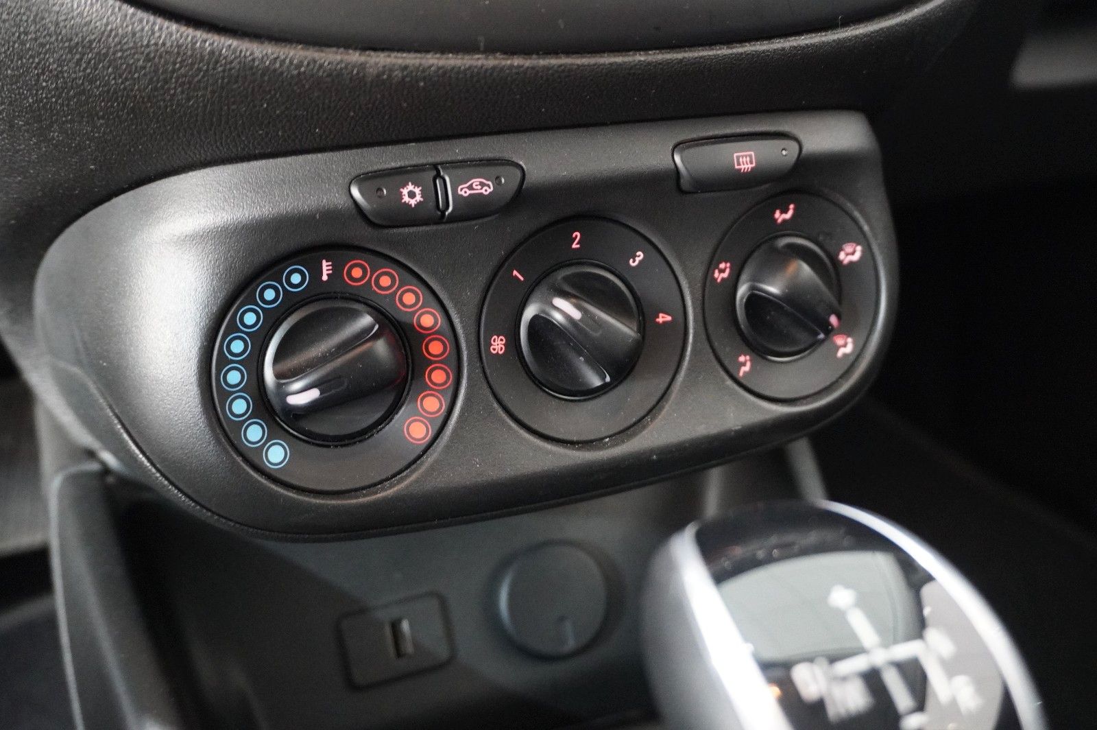 Fahrzeugabbildung Opel Corsa E 1.2 COLOR EDIT. AUTOM. LED/SHZ/SPORT/USB