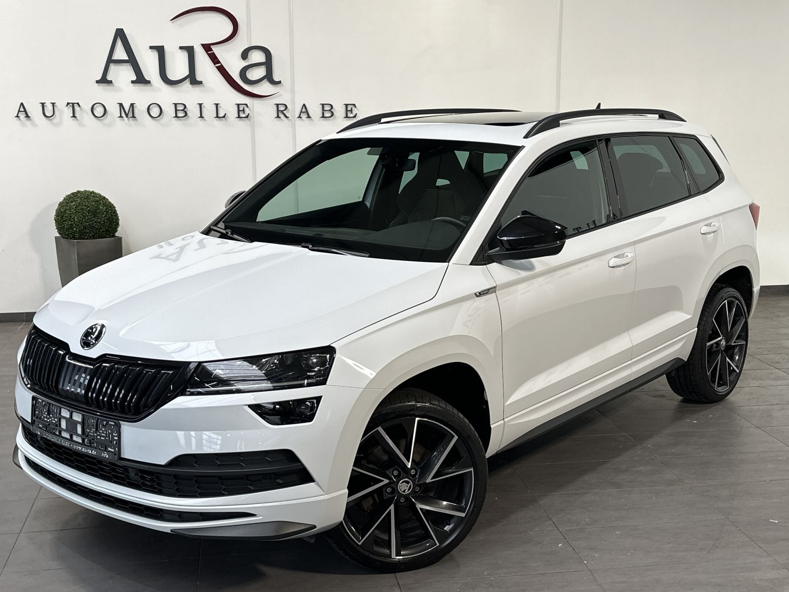 Fahrzeugabbildung SKODA Karoq 1.5 TSI DSG Sportline NAV+MATRIX+AHK+PANO