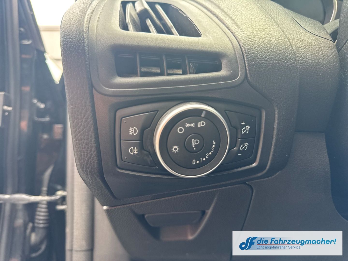 Fahrzeugabbildung Ford Focus Business Navi SHZ LenkradHZG *1502 *EXPORT