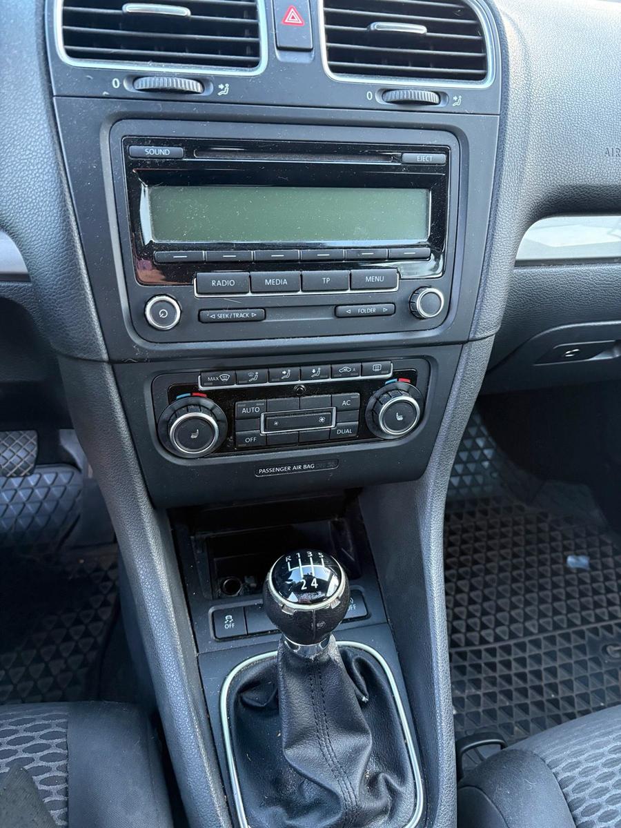 Volkswagen Golf 2010 — interior