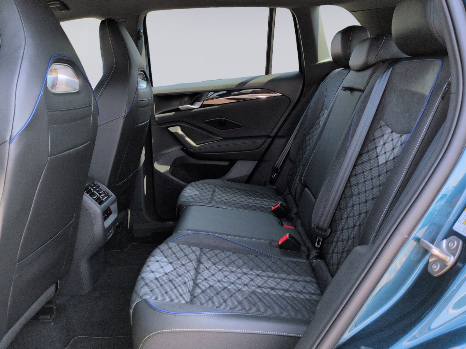 Tiguan R-Line 1.5 eTSI DSG NAVI+LED+SHZ+