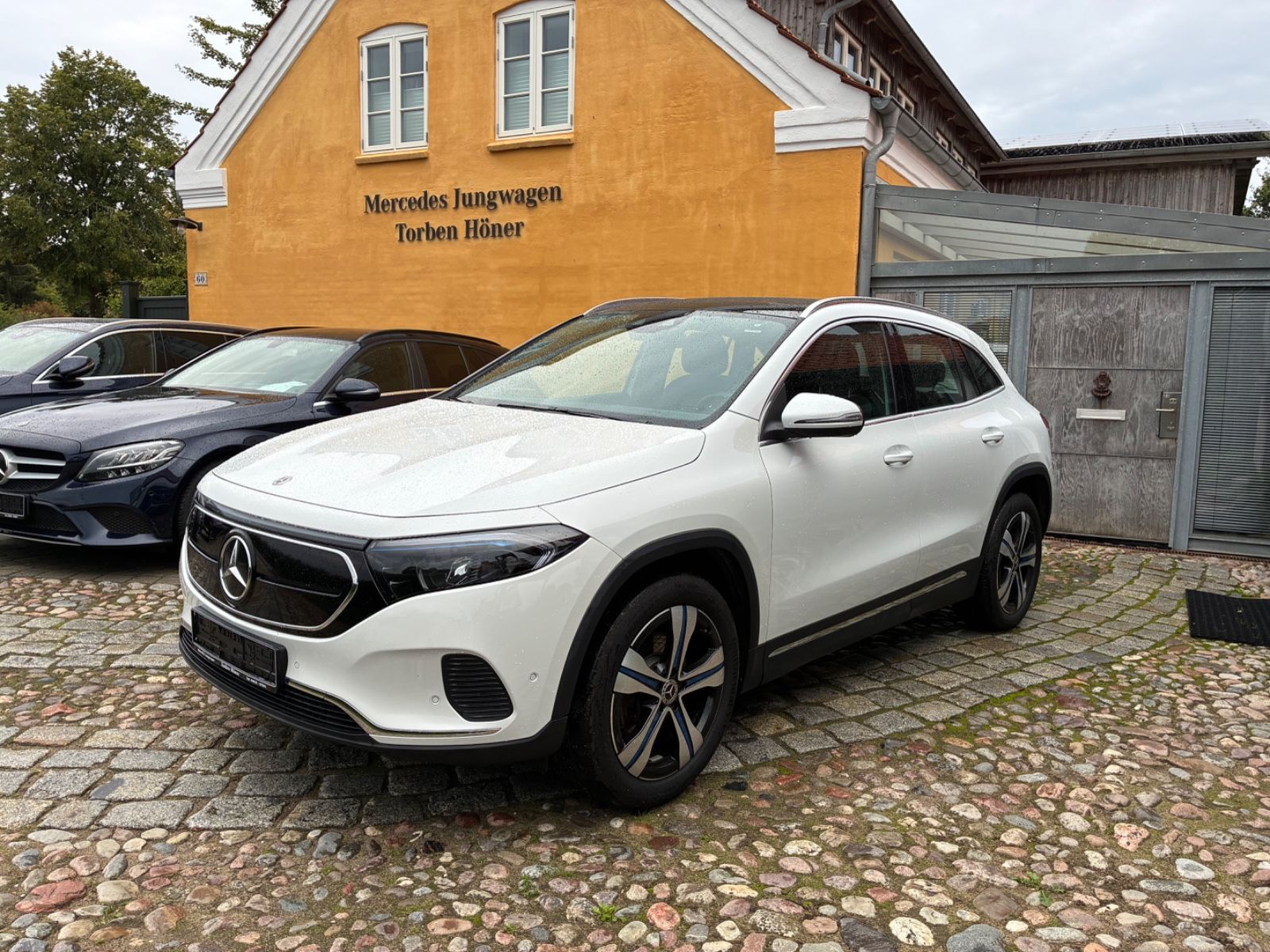 Mercedes-Benz EQA 250+ PanoramaSD,LED,M-BUX,HeadUp,AHK,