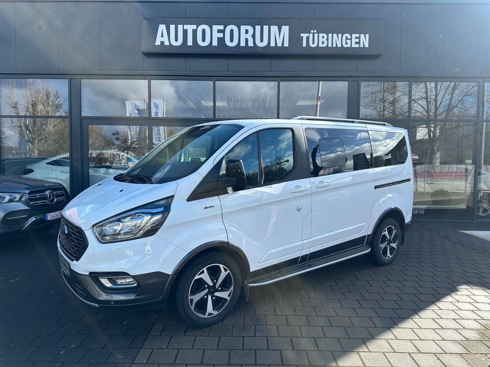 Fahrzeugabbildung Ford Tourneo Custom 320  L1H1 *AHK*ACTIVE*8-Sitzer*