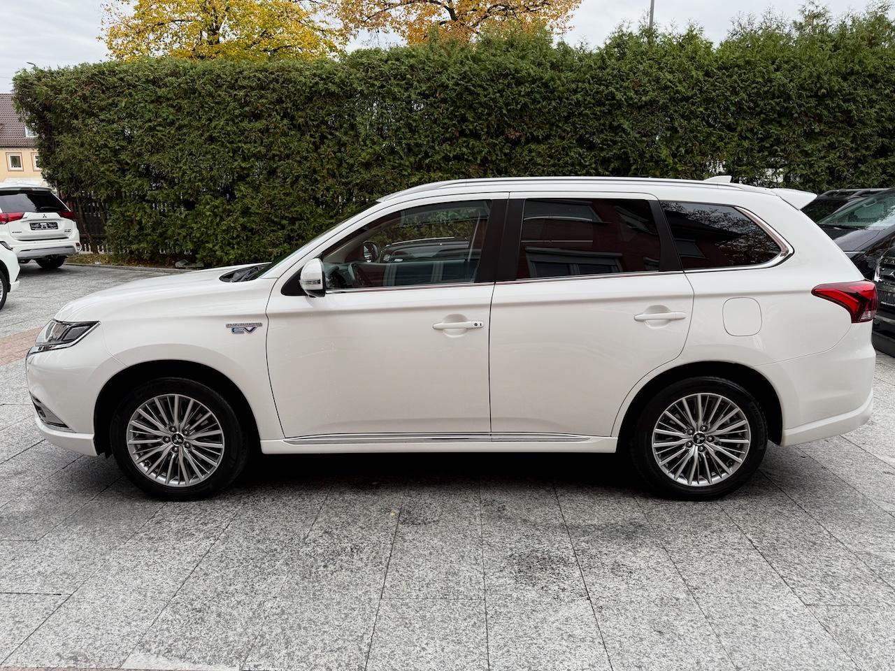 Mitsubishi Outlander 2.4 PHEV 4WD Plus *Leder*Navi*360°Kame