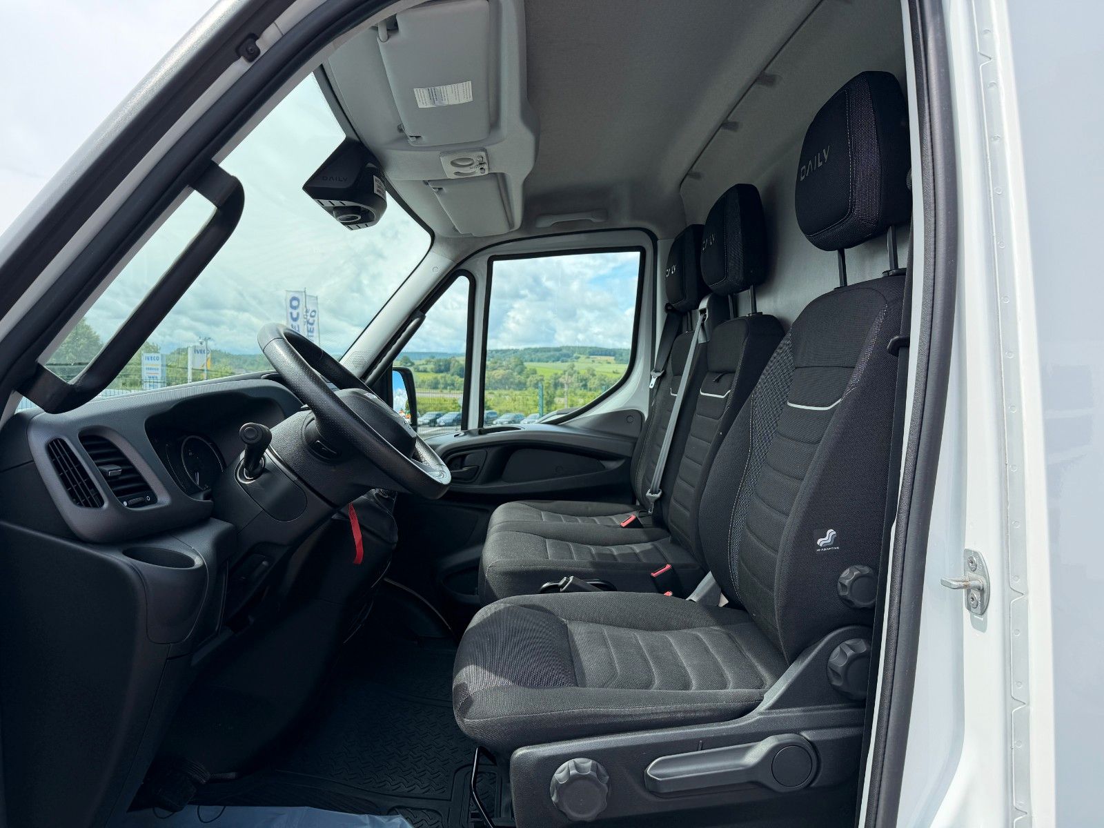 Fahrzeugabbildung Iveco Daily 35S18HA8 Kastenwagen Automatik*Klima*AHK