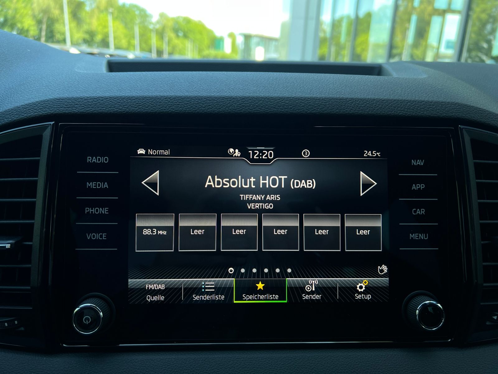 Fahrzeugabbildung SKODA Karoq Sportline 2.0 TDI DSG *AHK,Navi,TravelAssi