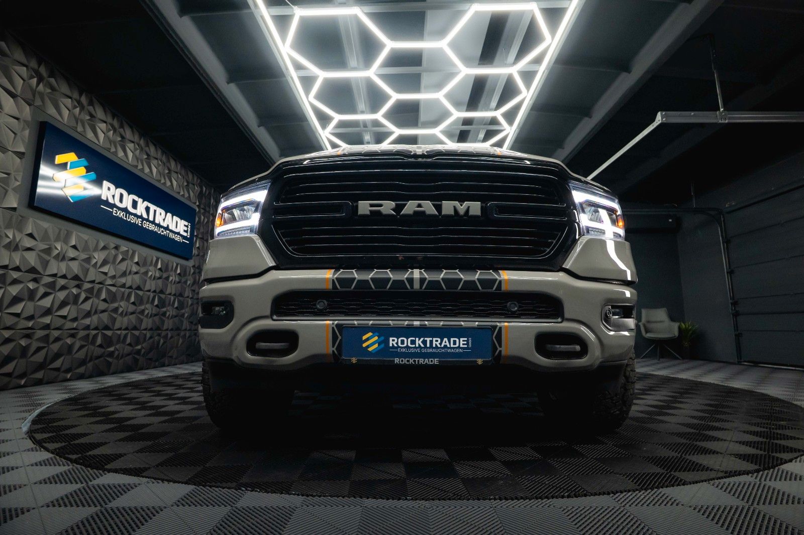 Fahrzeugabbildung Dodge RAM 5.7 V8 HEMI 4x4 OFFROAD Night PUNISHER 19%