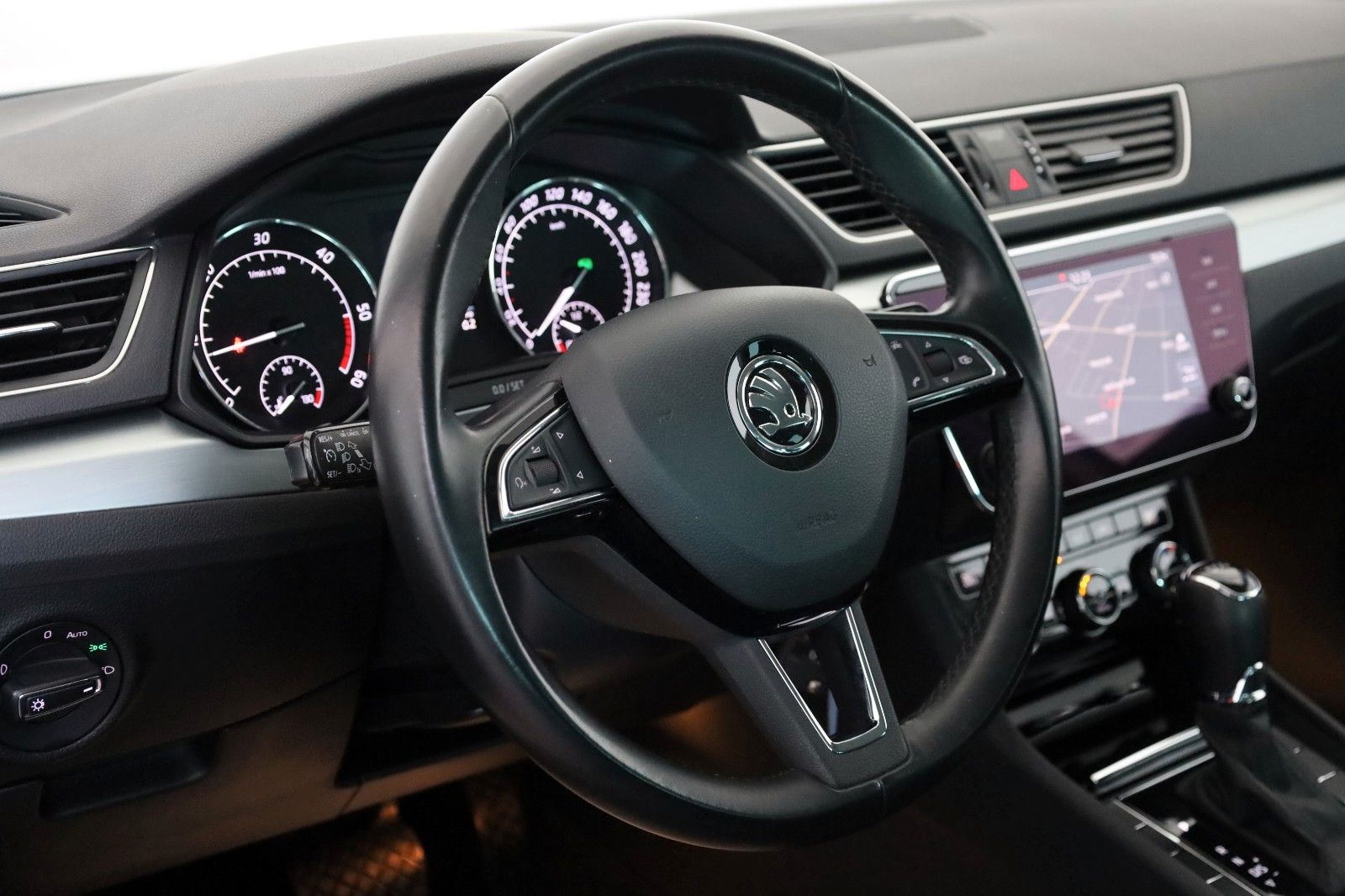 Fahrzeugabbildung SKODA Superb Combi Ambition Navi,Bi-Xenon,Kamera,SR+WR