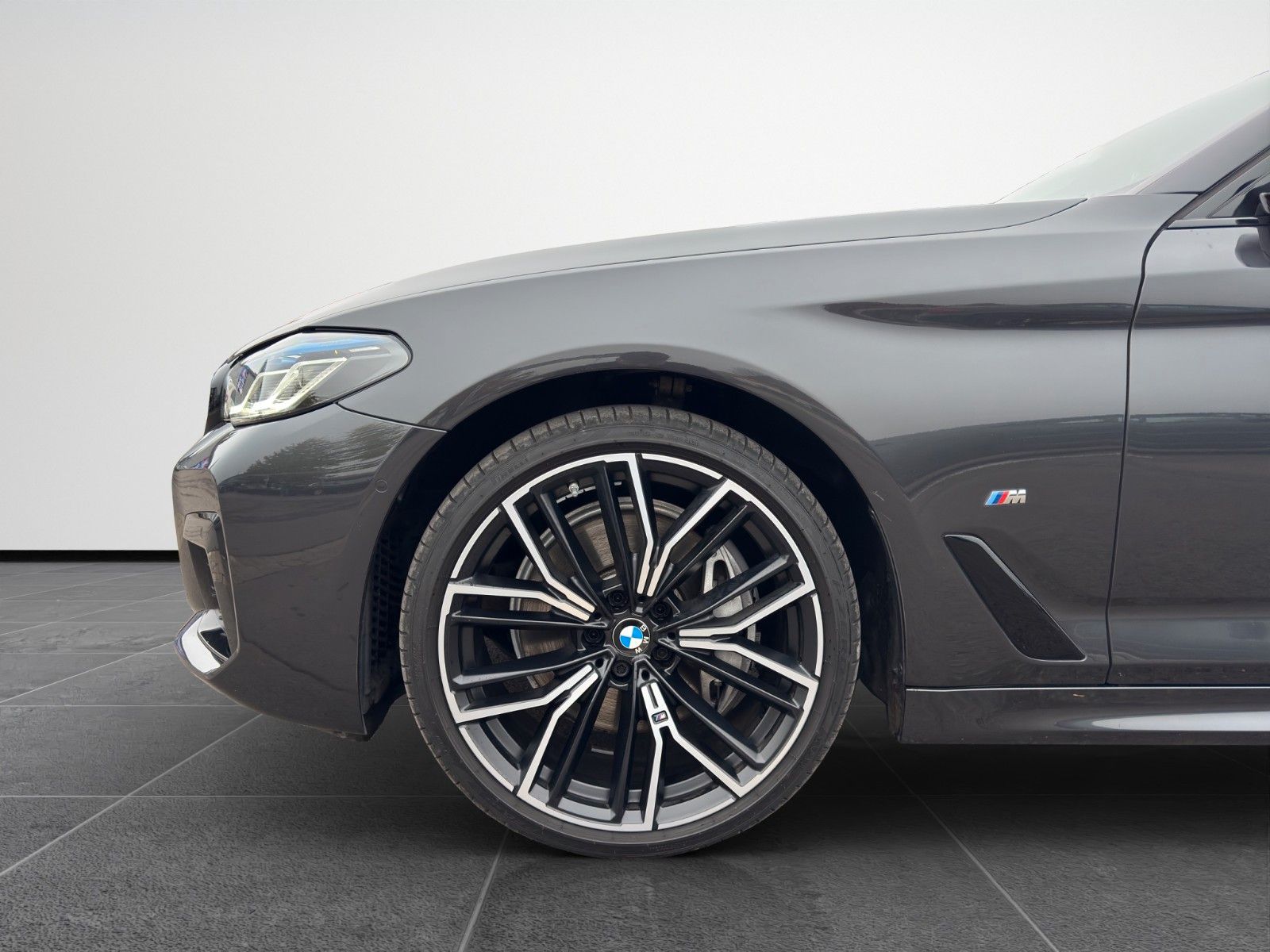 Fahrzeugabbildung BMW 530D TOURING XDRIVE M SPORT HUD H&K PANO LASER