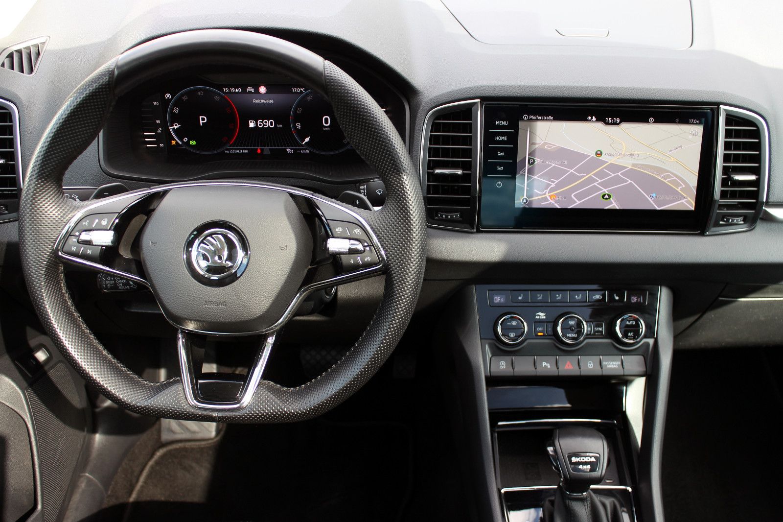 Fahrzeugabbildung SKODA Karoq Amb. 2.0 TDI 4x4 DSG ACC LED PANO KAM AHK