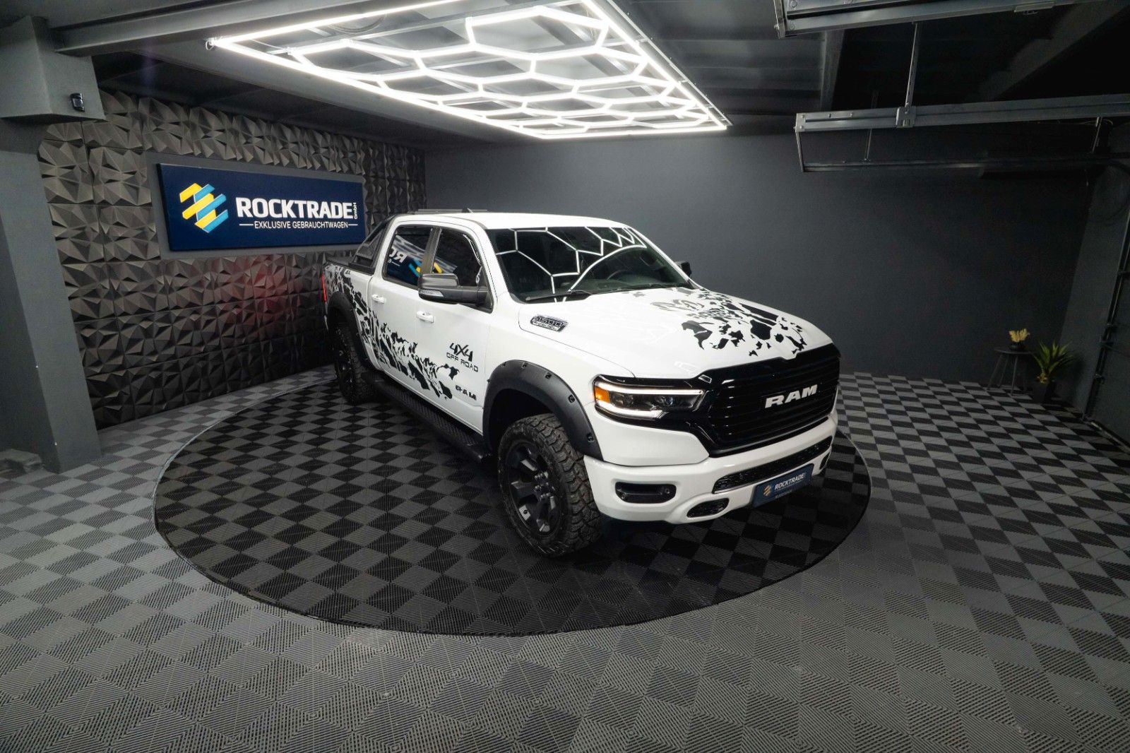 Fahrzeugabbildung Dodge RAM 5.7 V8 HEMI 4x4 OFFROAD Night-Paket Limited