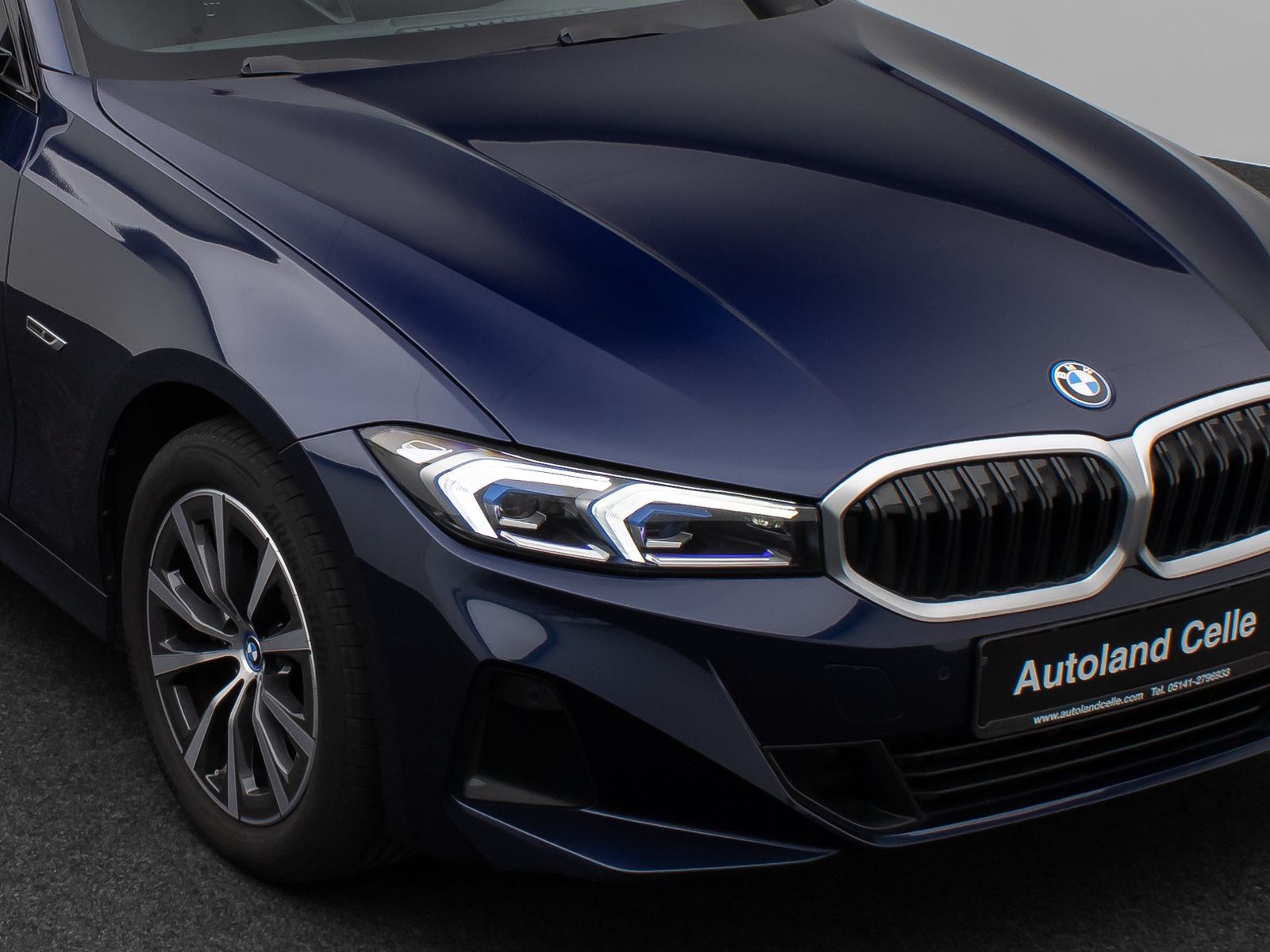 Fahrzeugabbildung BMW 330e Individual DAB HiFi Fernlichtassist PDC LED