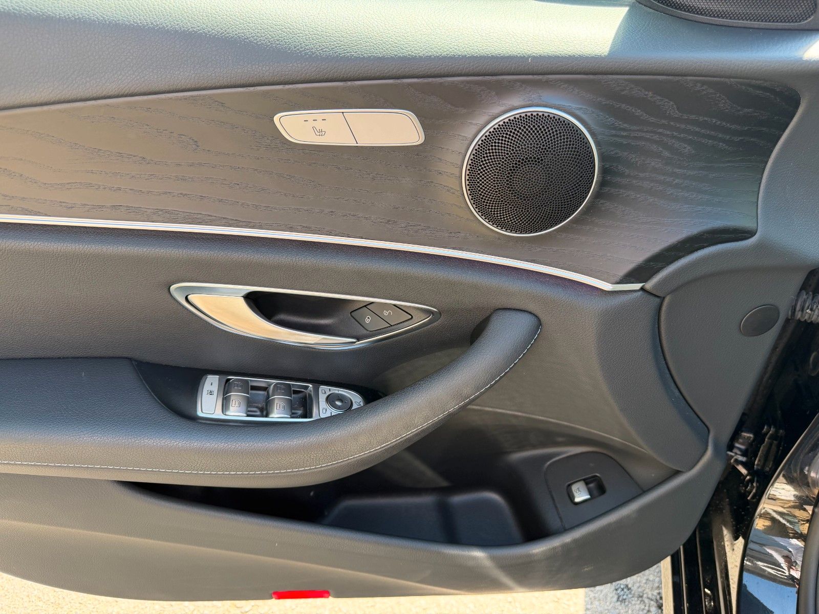 Fahrzeugabbildung Mercedes-Benz E 200 T Avantgarde+Pano+RKamera+Ambiente+TotW