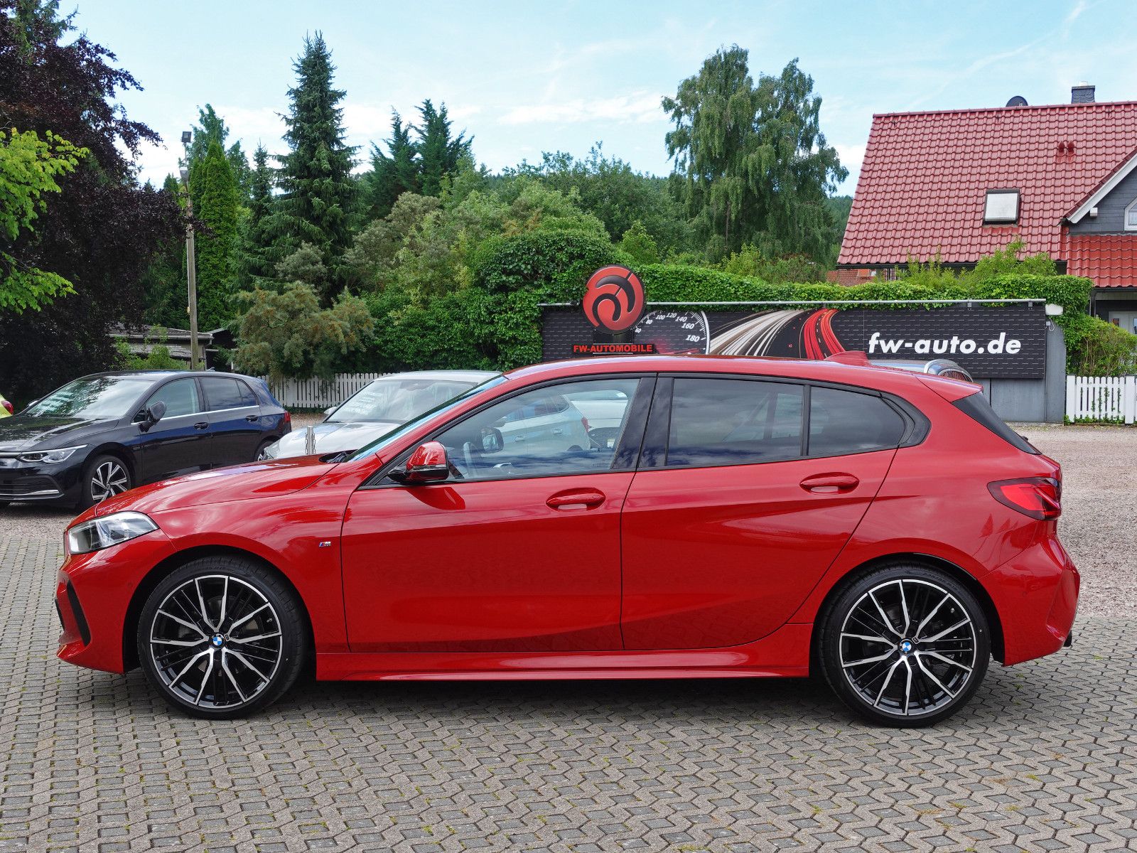 Fahrzeugabbildung BMW 118i Aut. M Sport M Shadow HUD harman/kardon 19"