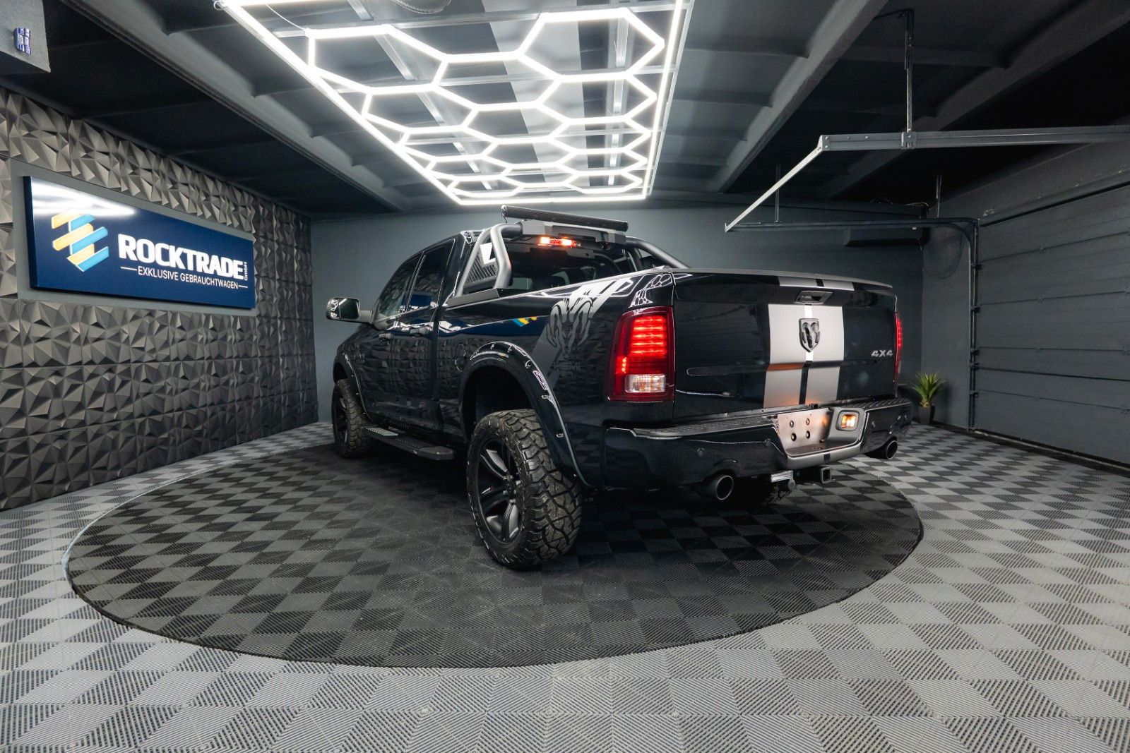 Fahrzeugabbildung Dodge RAM 5.7 V8 HEMI 4x4 OFFROAD Night-Paket LONG 19%