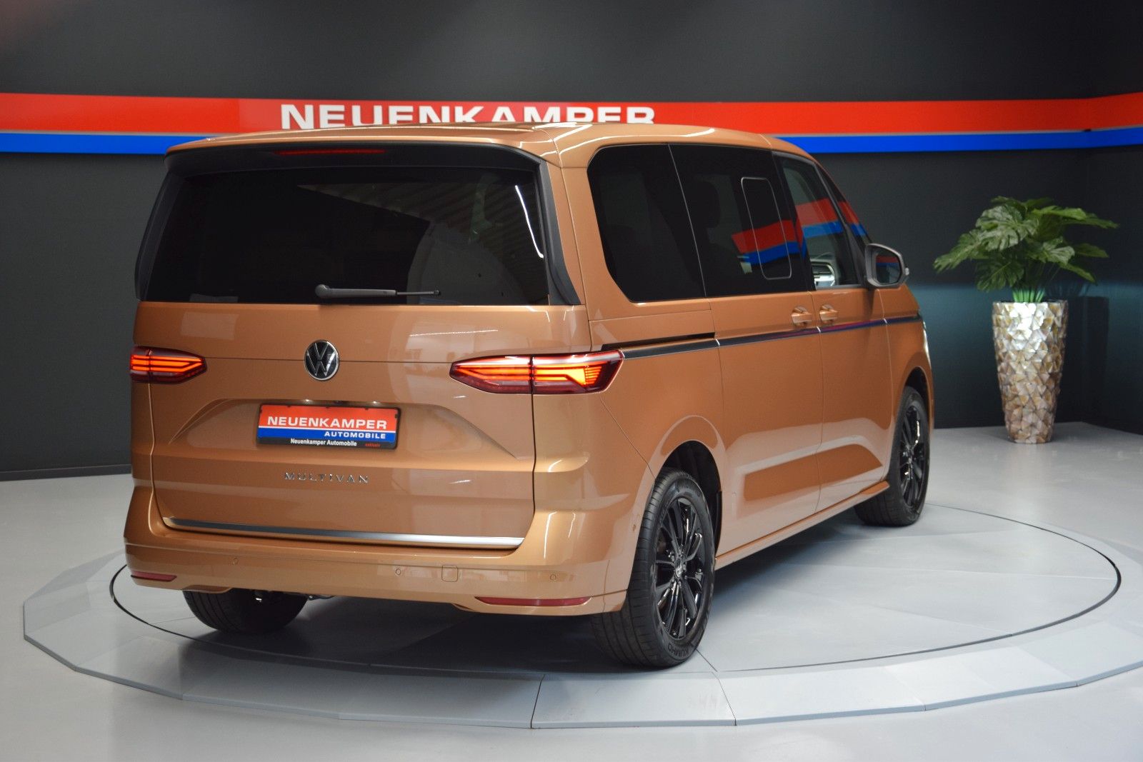 Fahrzeugabbildung Volkswagen T7 Multivan Style Pano HuD AHK vis-avis STHZ H&k