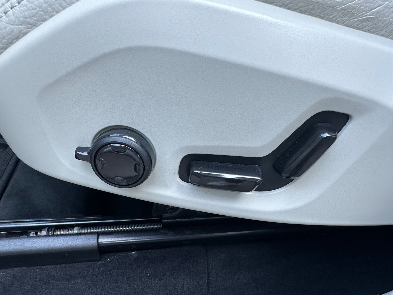 Fahrzeugabbildung Volvo XC60 T6 AWD Recharge Core NAV+LED+PANO+AHK+STHZG