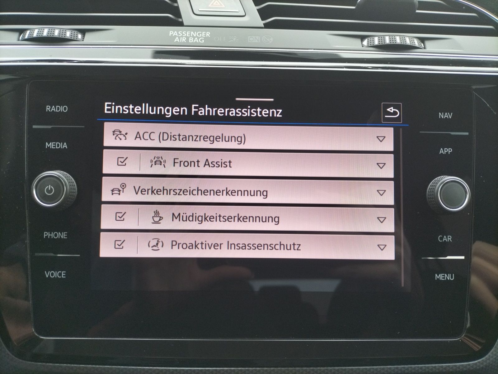 Fahrzeugabbildung Volkswagen Touran TSI Active STH LED Navi ACC Park-Assist S