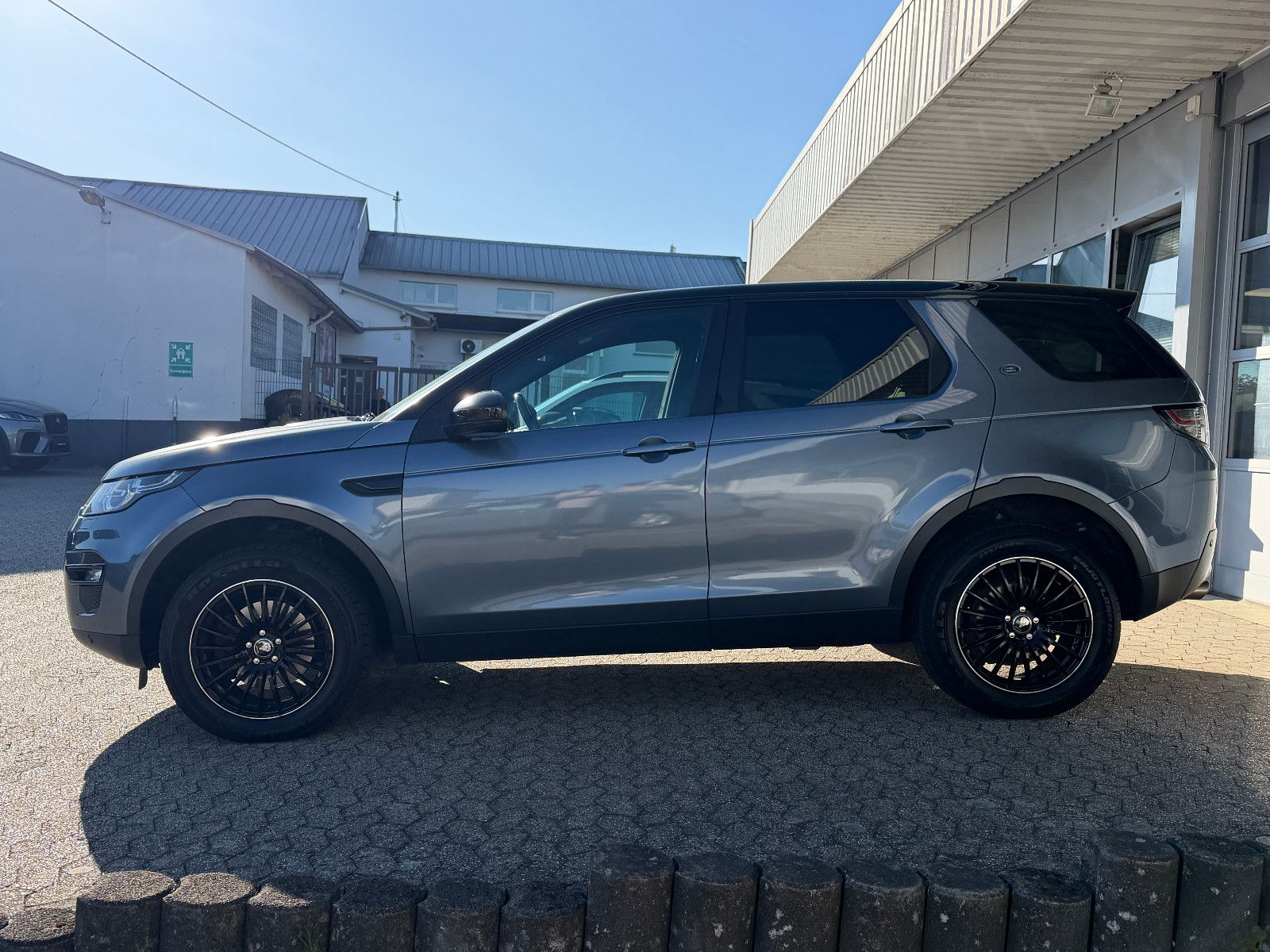 Fahrzeugabbildung Land Rover Discovery Sport SE AWD/PANO/ACC/NAVI/KAMERA/SHZ