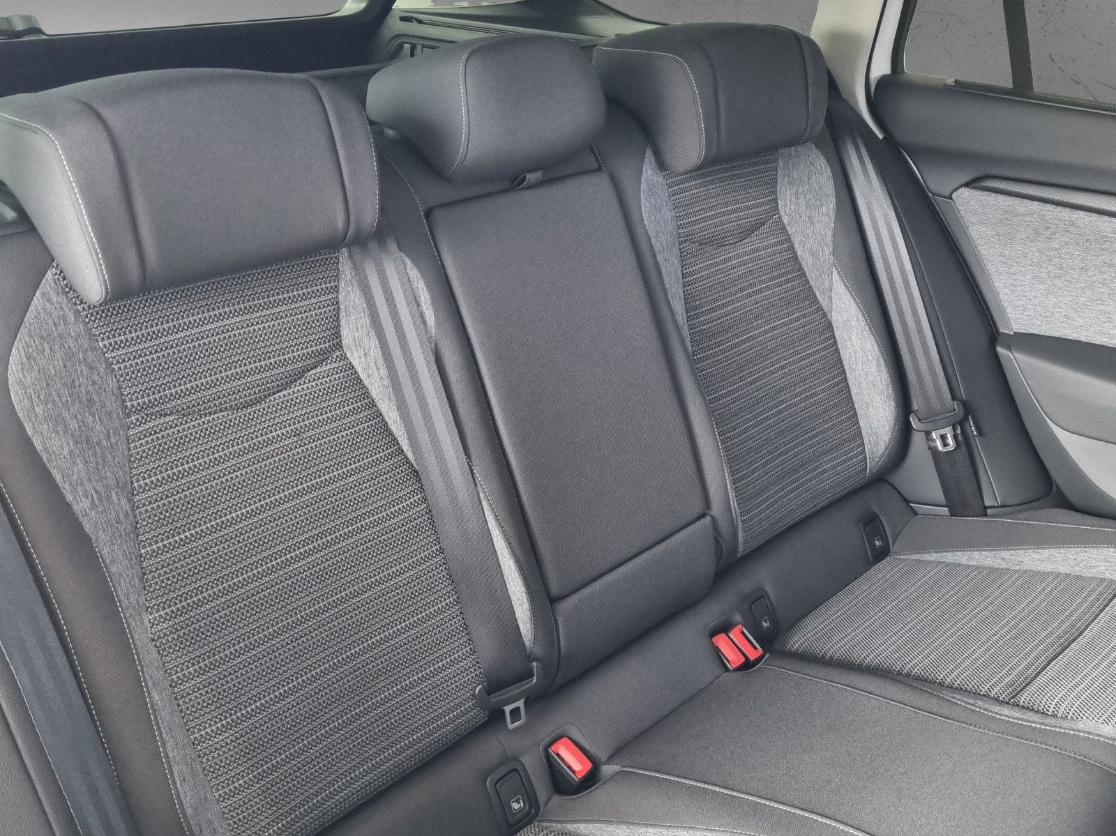 Fahrzeugabbildung SKODA Superb Combi Selection 2.0 TDI 142kW/193PS 4x4