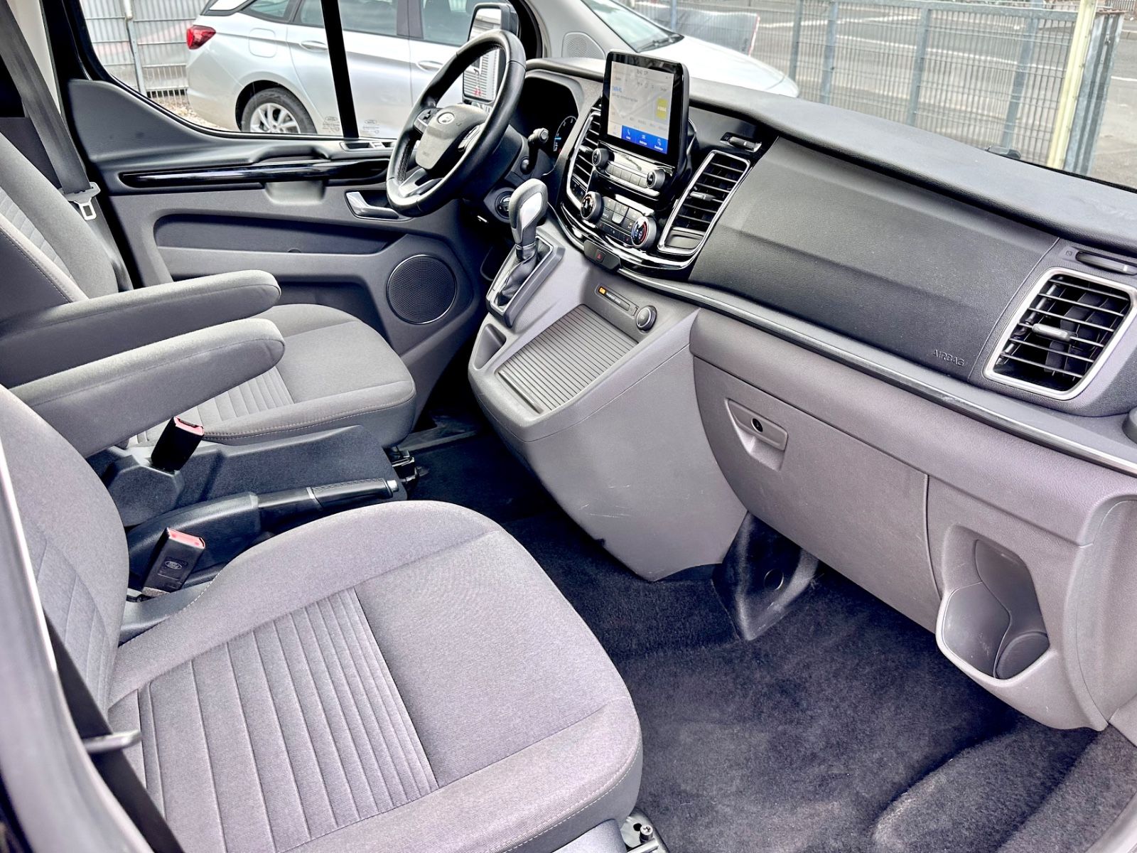 Fahrzeugabbildung Ford TOURNEO CUSTOM TITANIUM*AUTOM+2xSCHIE+8 SITZER*