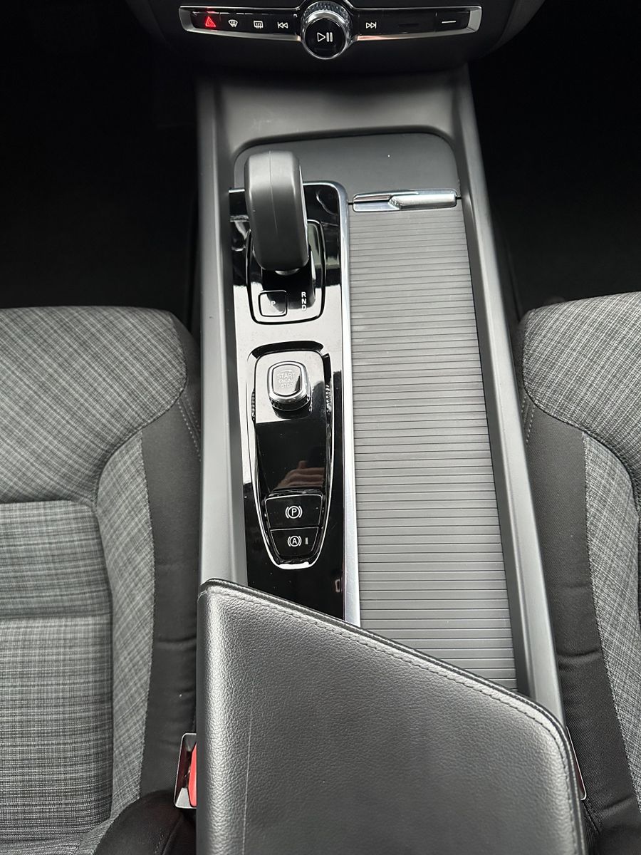 Fahrzeugabbildung Volvo V60 B4 D Core NAV+LED+KAM+AHK+VCOCKPIT+17ZO+1HD