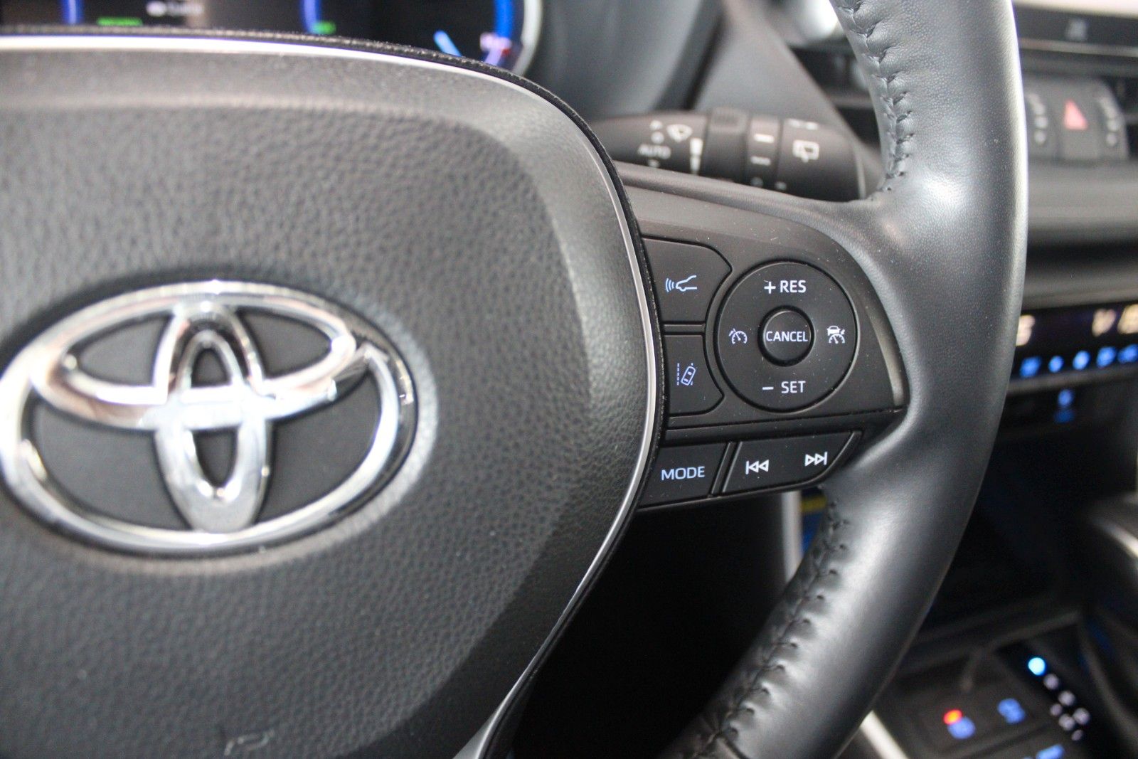 Fahrzeugabbildung Toyota RAV 4 4x2 Hybrid Lounge Aut. PANO LED LEDER ACC