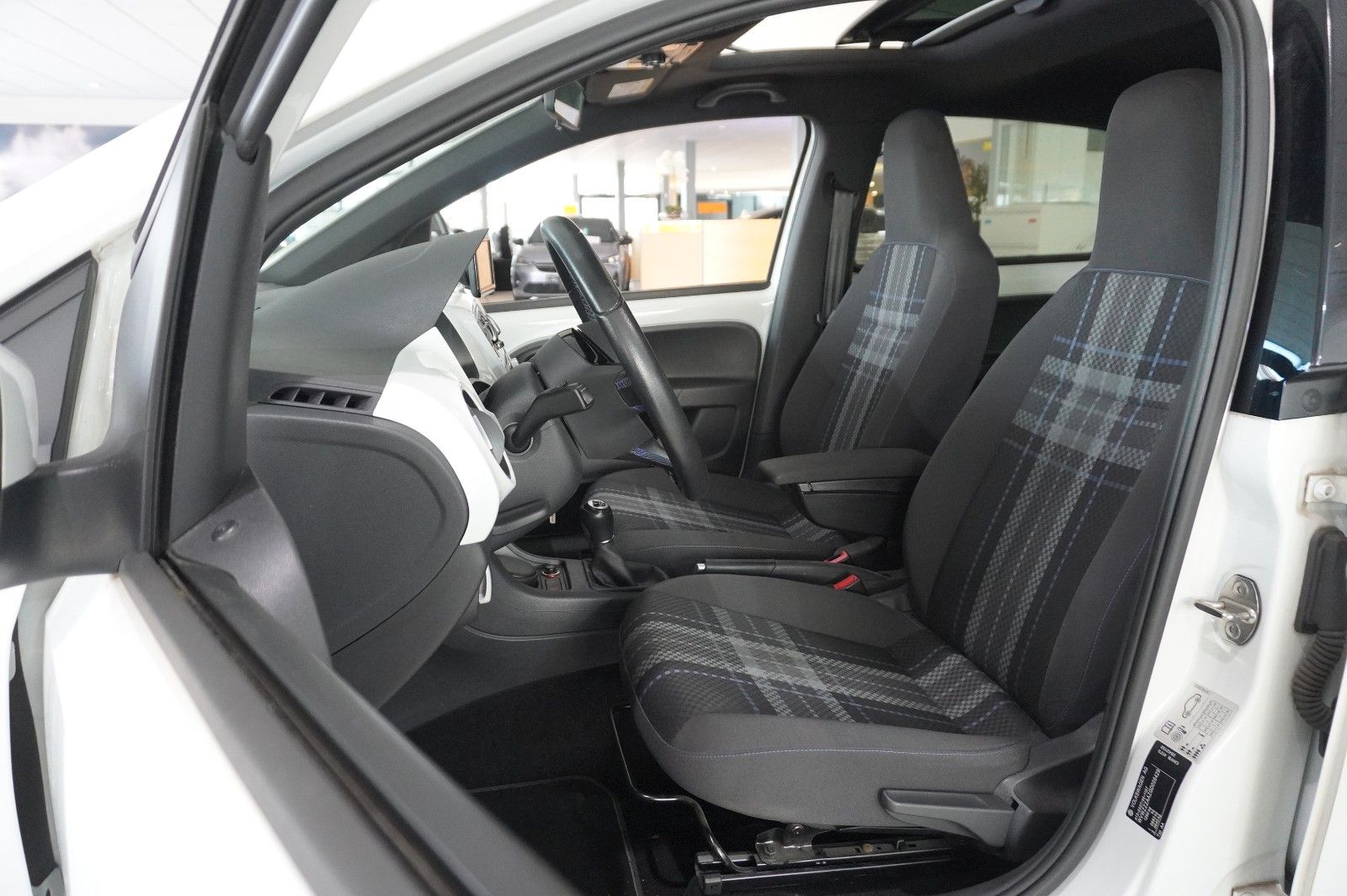 Fahrzeugabbildung Volkswagen up! 1.0 CLUB 5-TÜR NAVI/SPORT/PANO./SHZ/PDC/TEMP