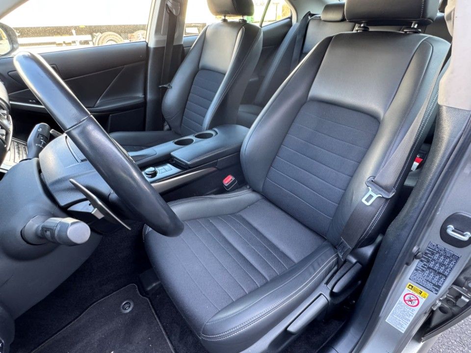 Fahrzeugabbildung Lexus IS 300h Vollhybrid Leder Kamera Winterreifen