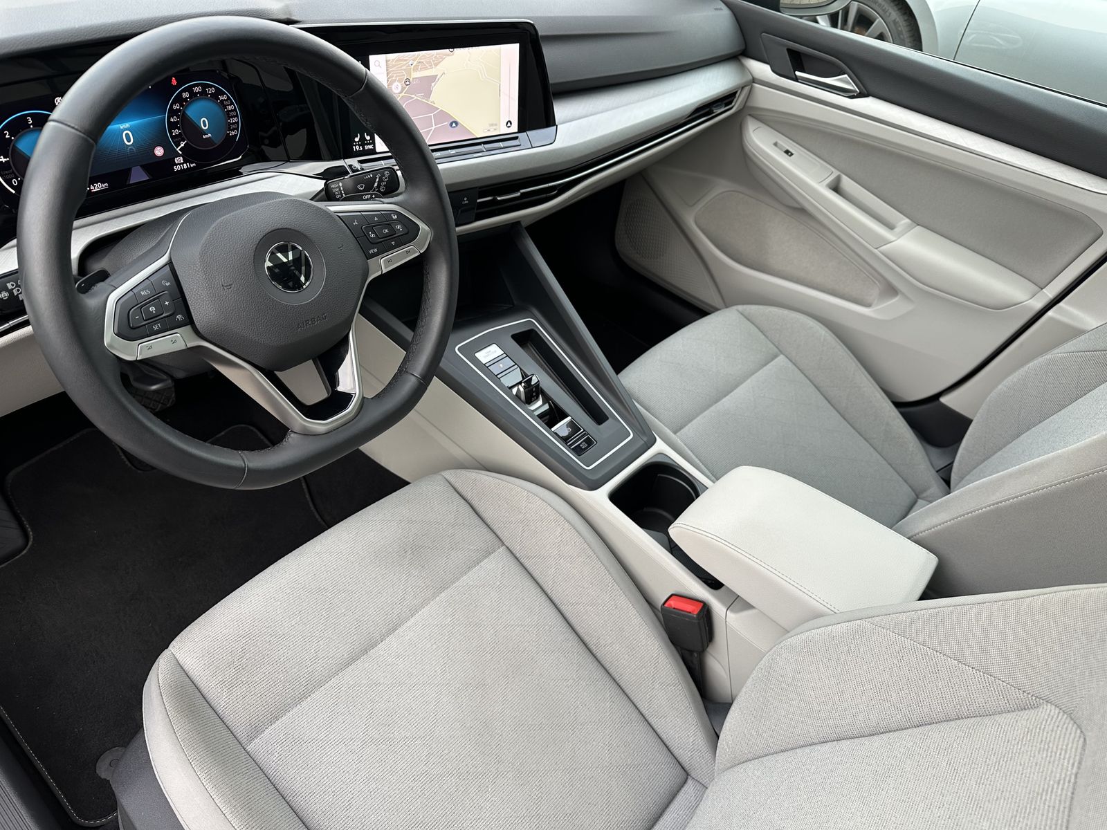 Fahrzeugabbildung Volkswagen Golf Variant 2.0 TDI DSG Life NAV+LED+AHK+PANORA