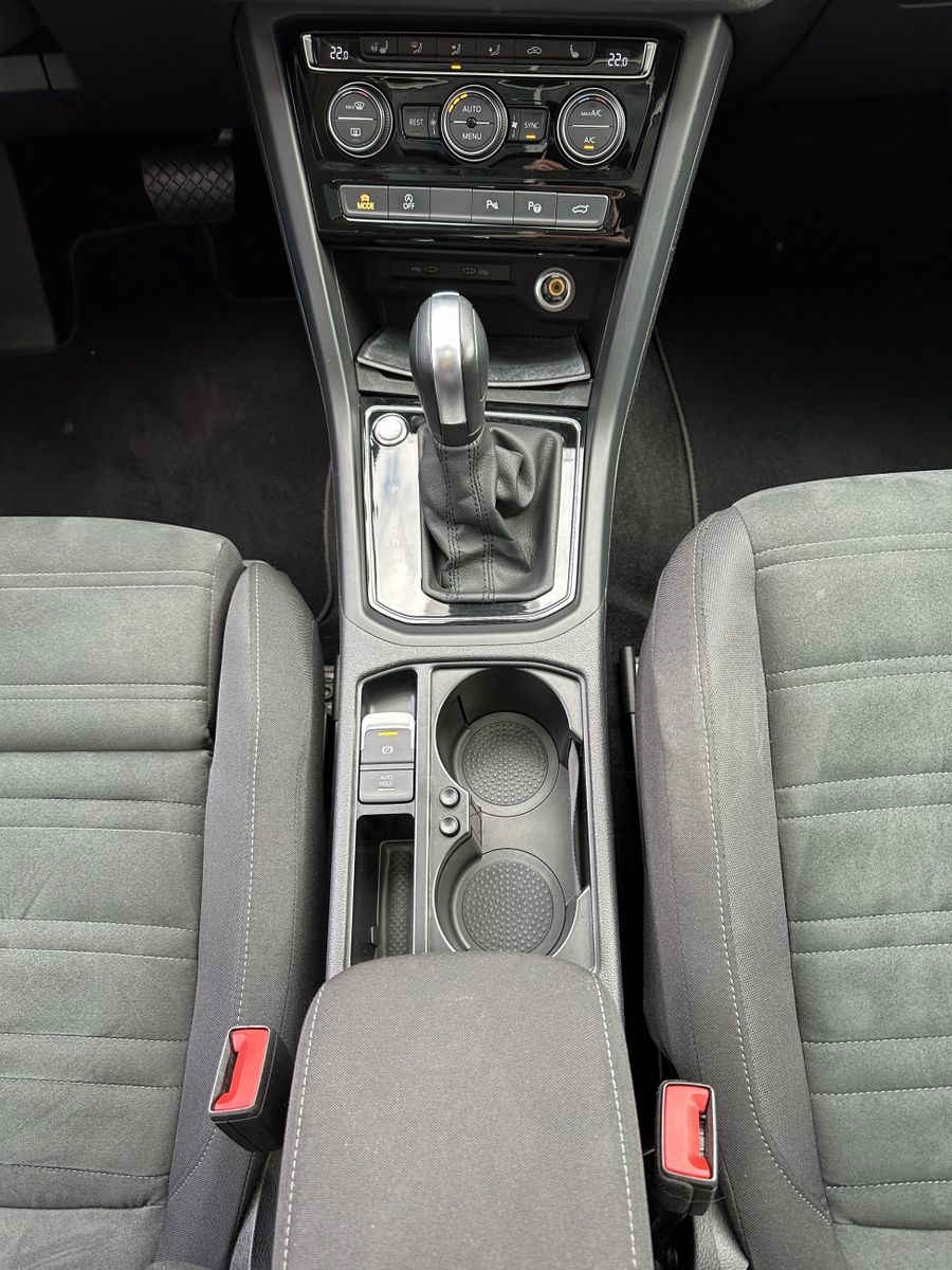 Fahrzeugabbildung Volkswagen Touran 2.0 TDI DSG Highline NAV+LED+AHK+KAM+PANO
