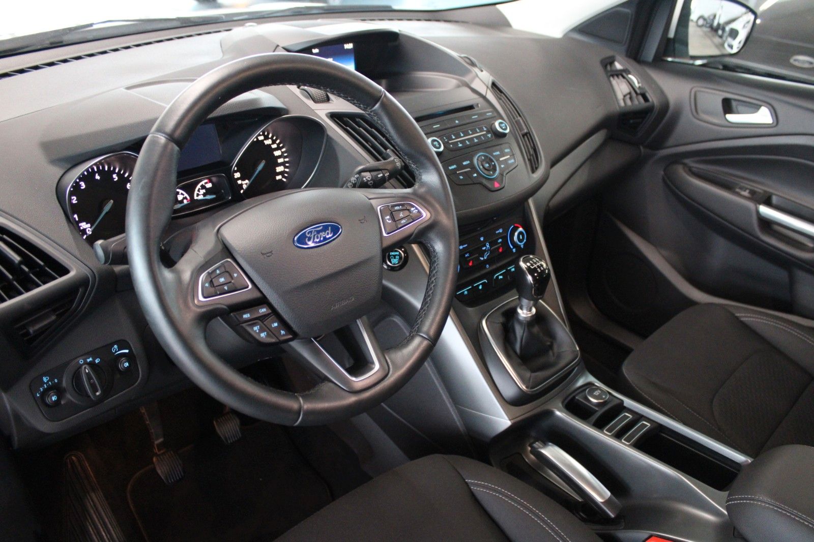 Fahrzeugabbildung Ford Kuga TREND KLIMA AHK WinterPaket Allwetter