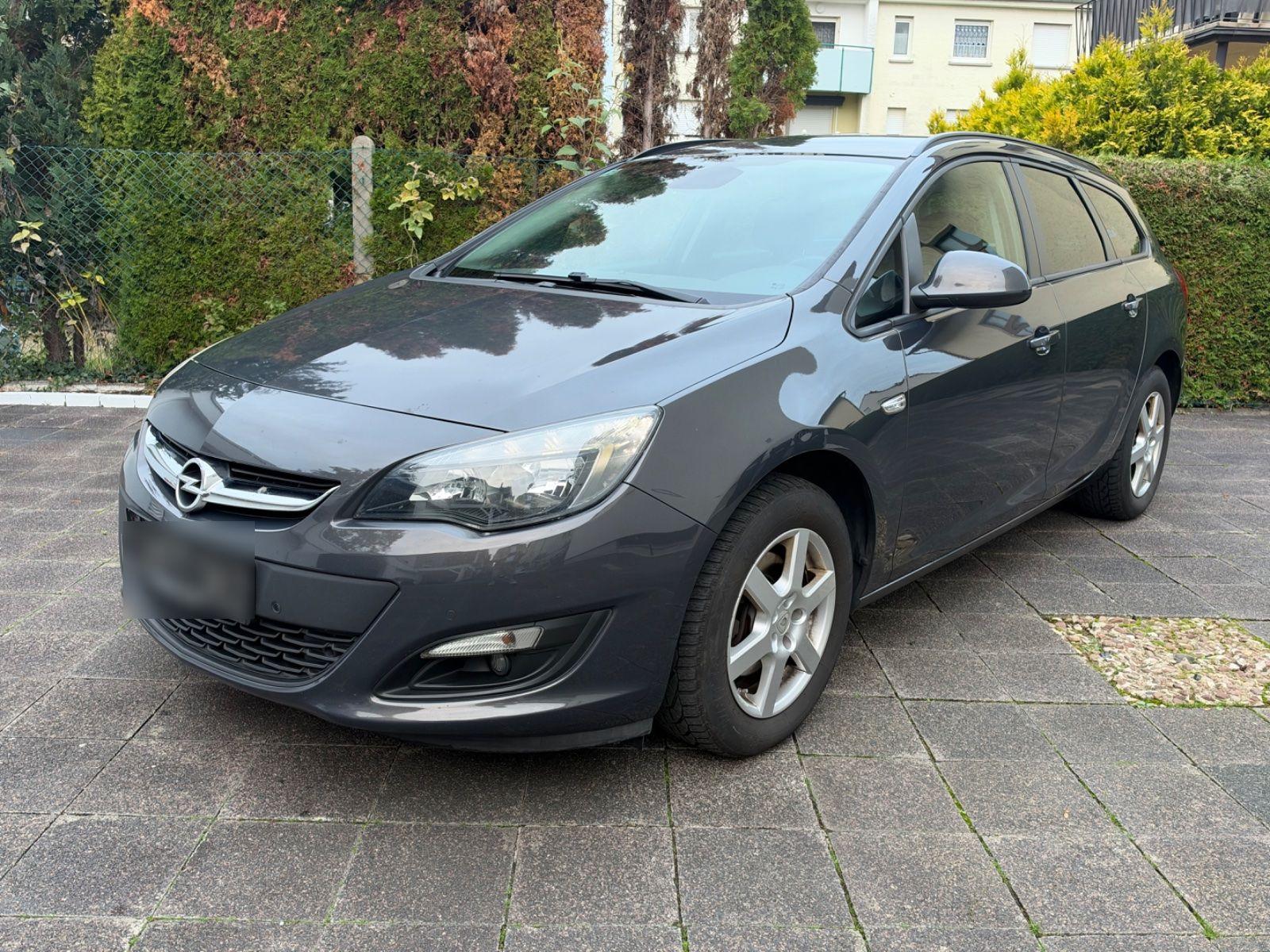 Opel Astra 2015 — салон