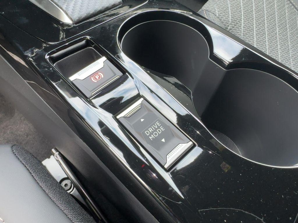 Peugeot 2008 Hybrid 145 e-DSC Allure, Navi, 360° Kamera