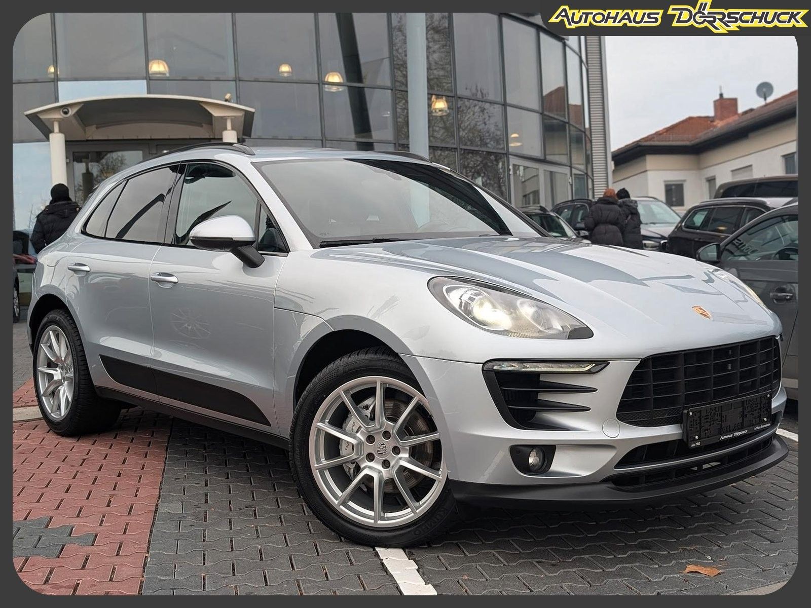 PORSCHE Macan